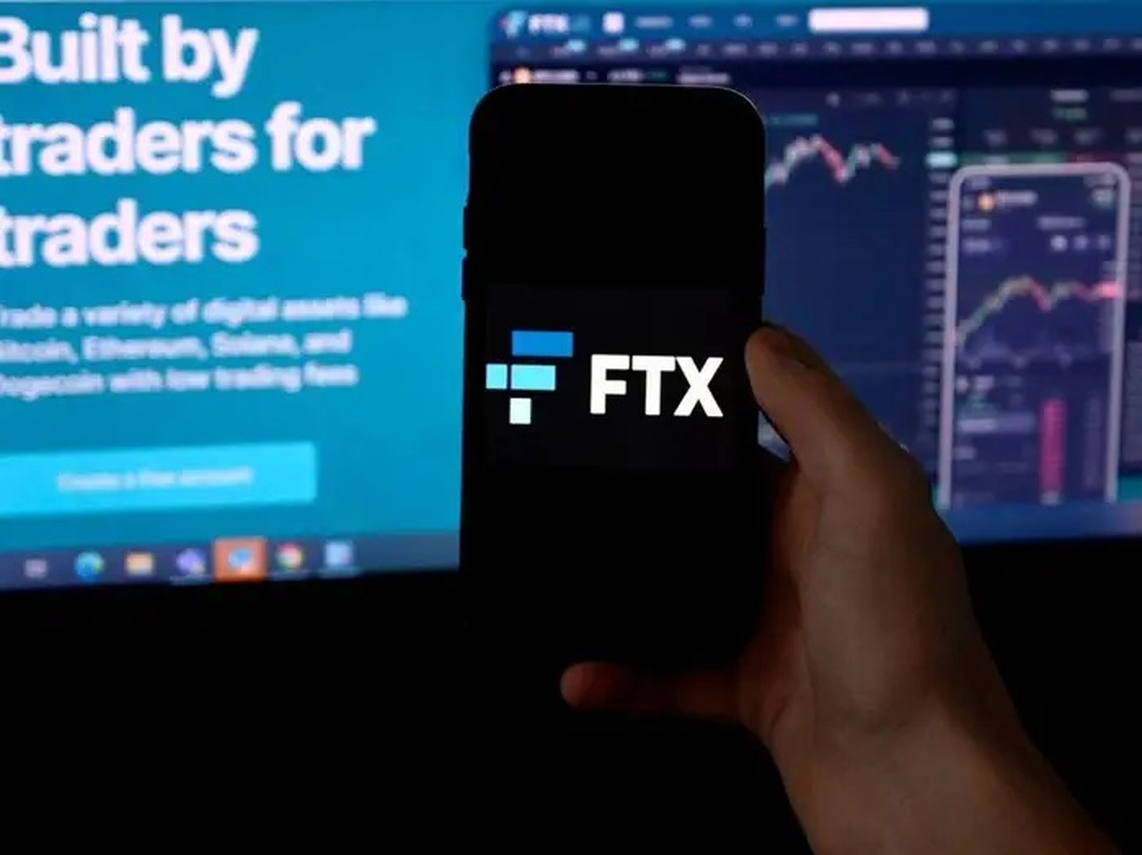 Logo de FTX en un teléfono.