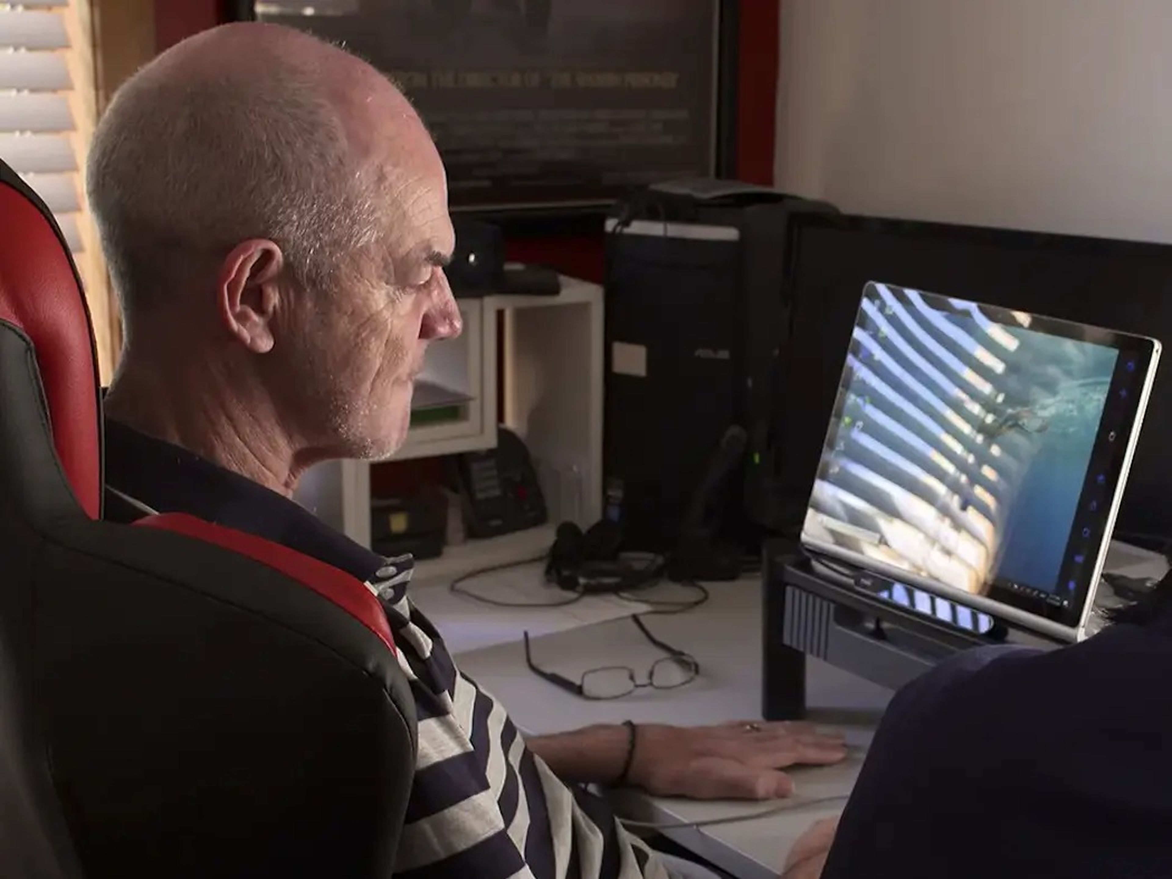 Philip O'Keefe utiliza su Synchron para manejar un ordenador con la mente.