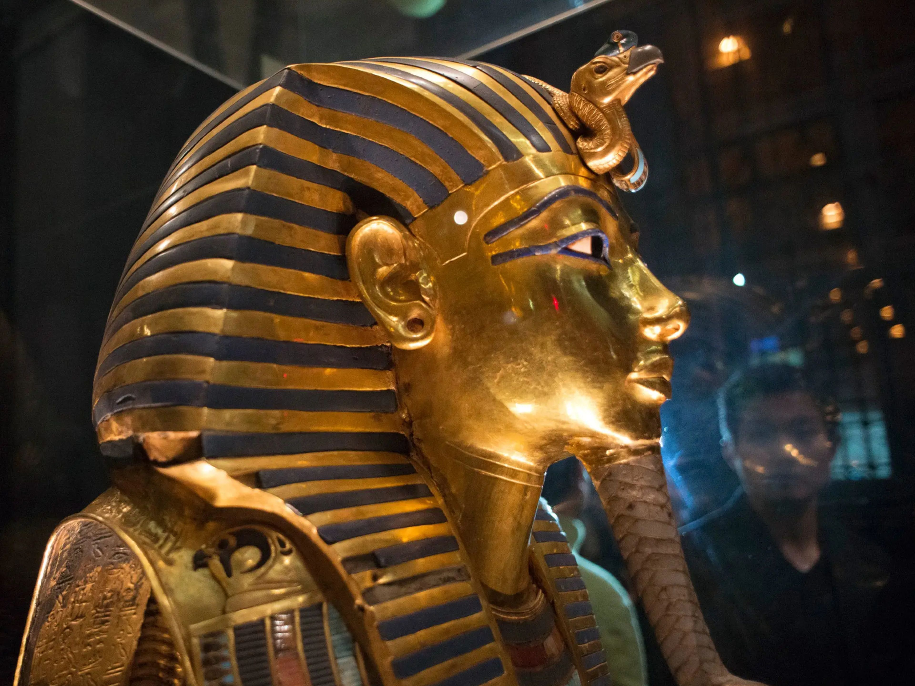 La máscara del rey Tutankamón, que se encontró dañada y pegada de nuevo, en el Museo Egipcio de El Cairo.