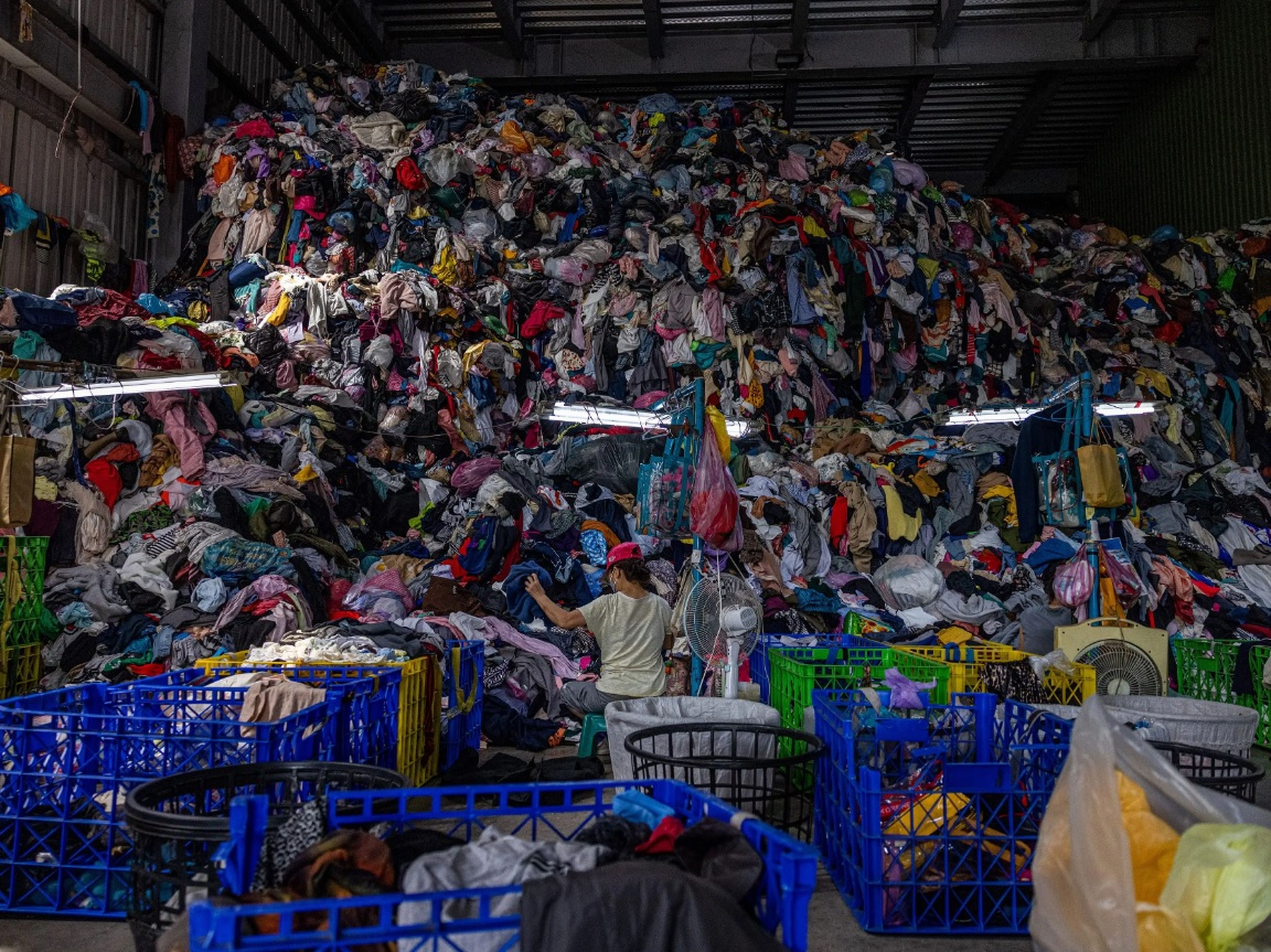A medida que se acumulan los residuos textiles, las empresas necesitan encontrar soluciones. 