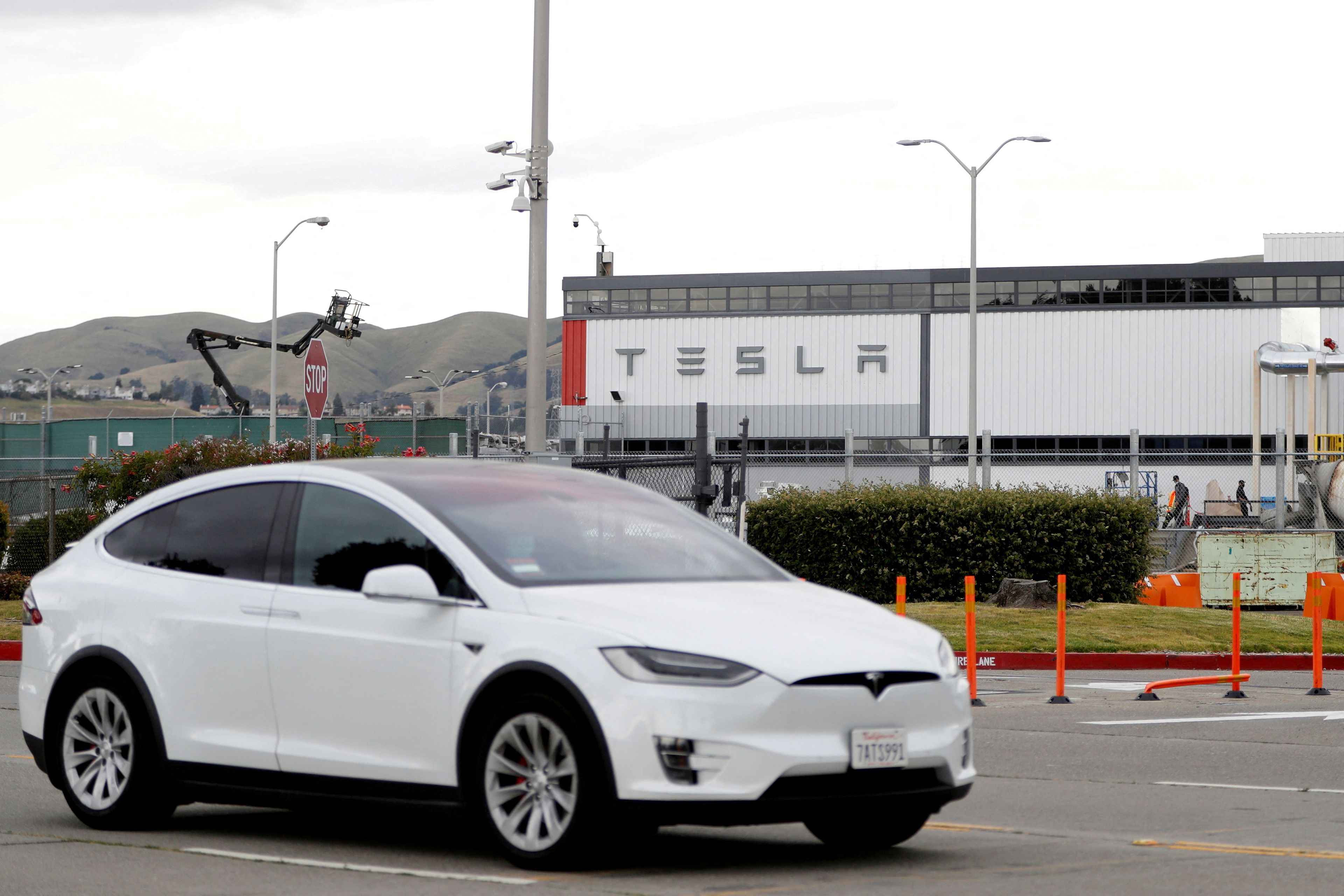 Un modelo de Tesla en la puerta de su fábrica en Fremont, California.