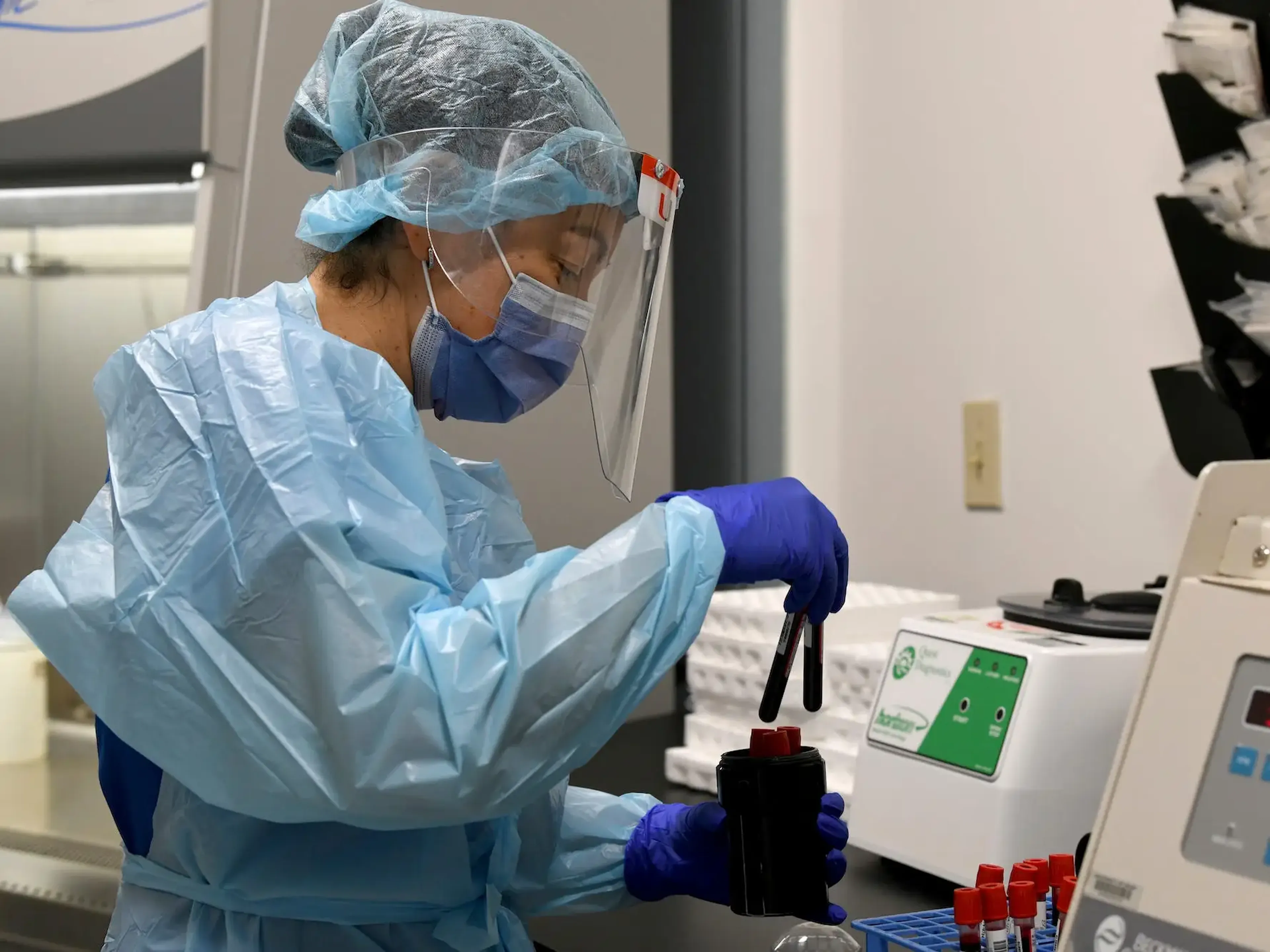 Un técnico de laboratorio de la universidad procesa muestras de sangre de los participantes del ensayo de la vacuna COVID-19 de Moderna.