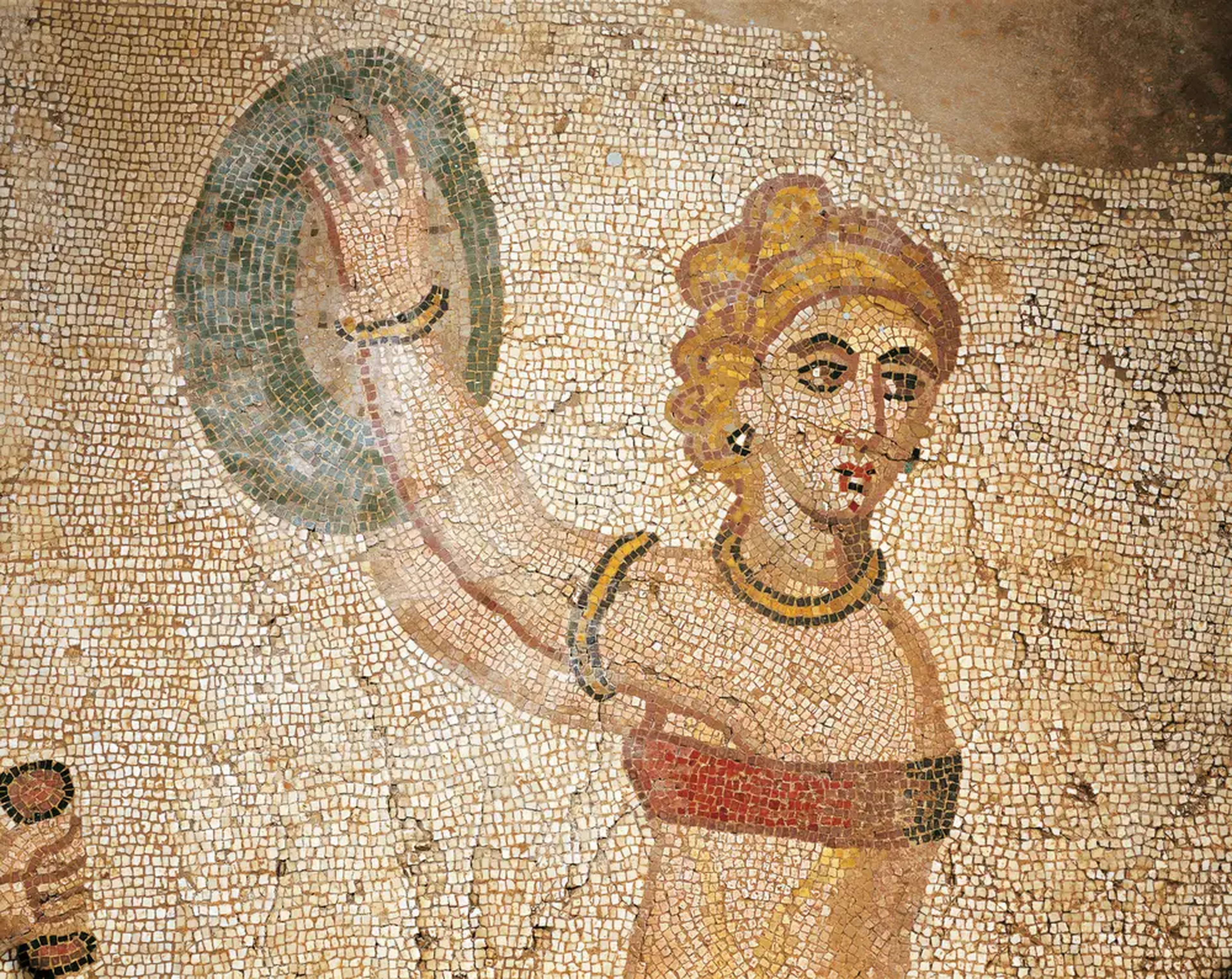 Una mujer en un gimnasio en el mosaico del siglo IV de 'Las Diez Doncellas' en Villa Romana del Casale en Sicilia, Italia