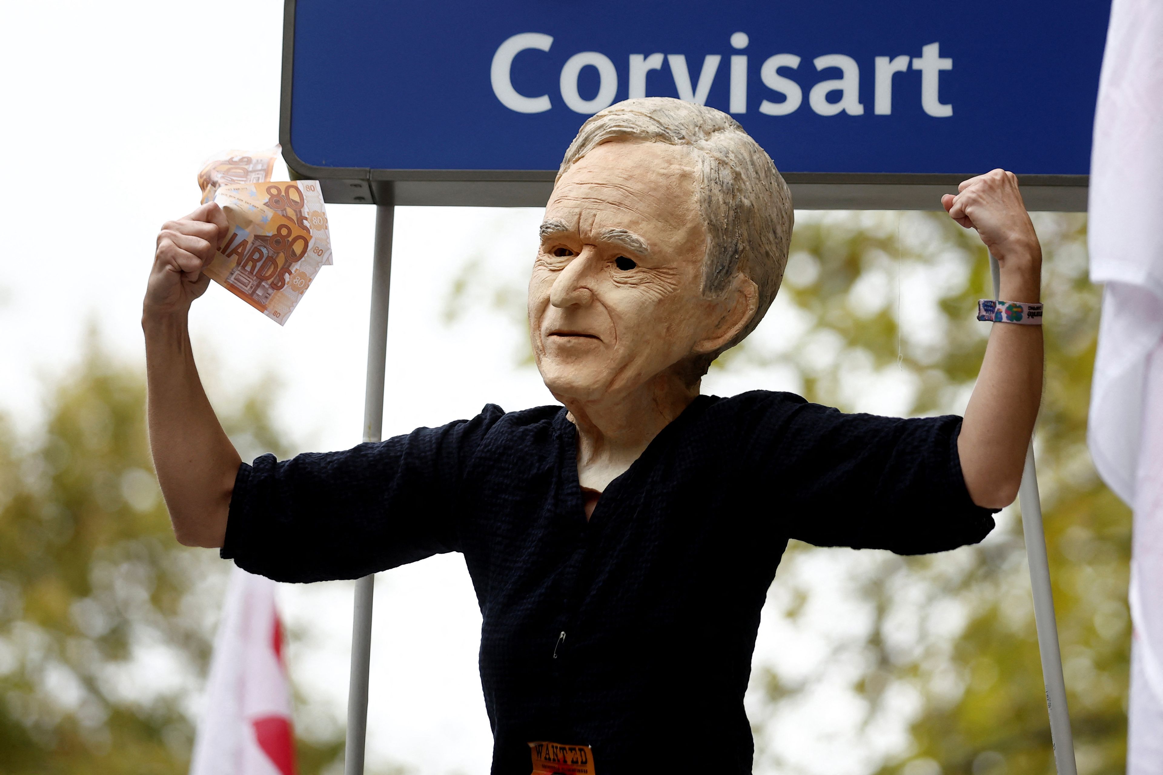 Careta de Bernard Arnault en una manifestación en Francia.