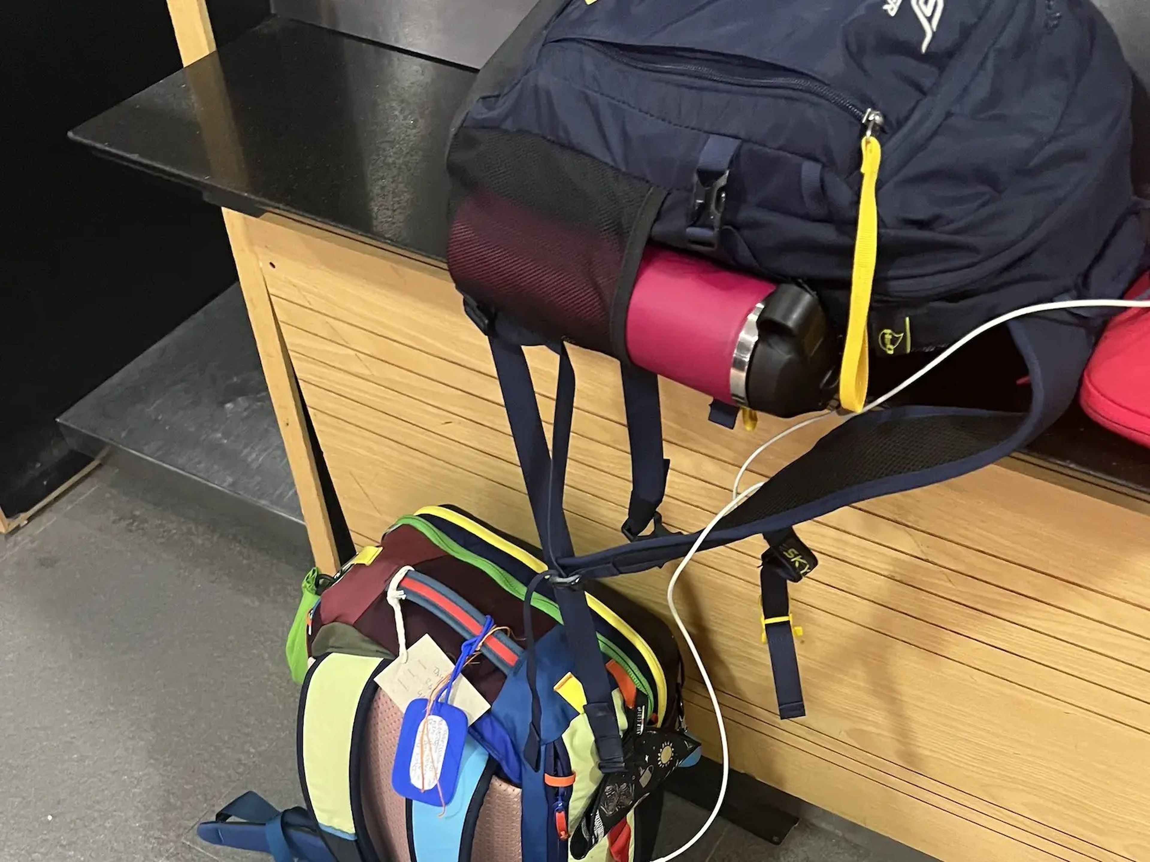 Mi mochila de mano Cotopaxi de 35L (abajo) y mi artículo personal de 20L (arriba). También sólo llevé un equipaje de mano debido a mi corta conexión en Buenos Aires de vuelta a casa.