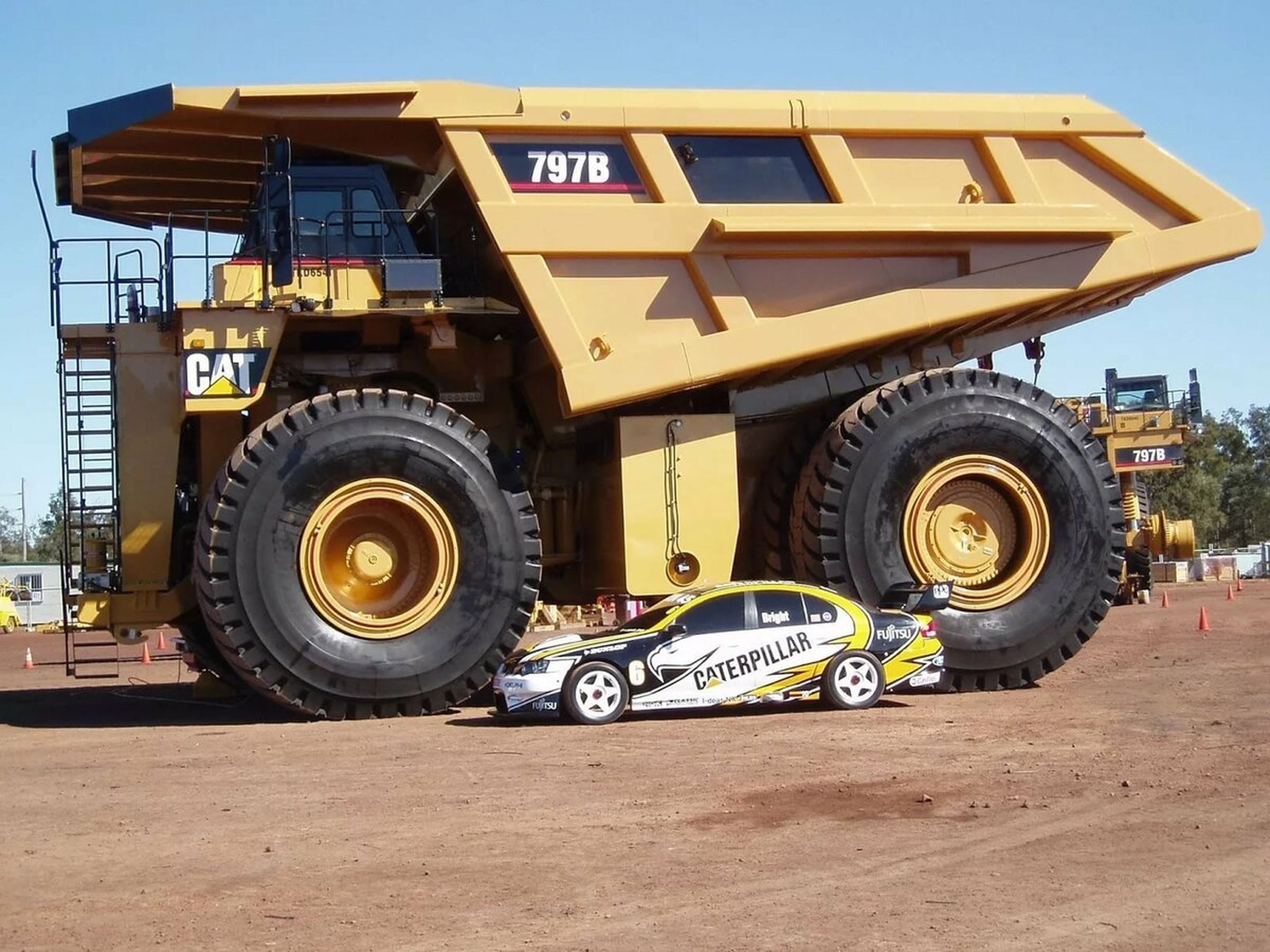 El neumático más grande el mundo montado en el coloso Caterpillar 797B