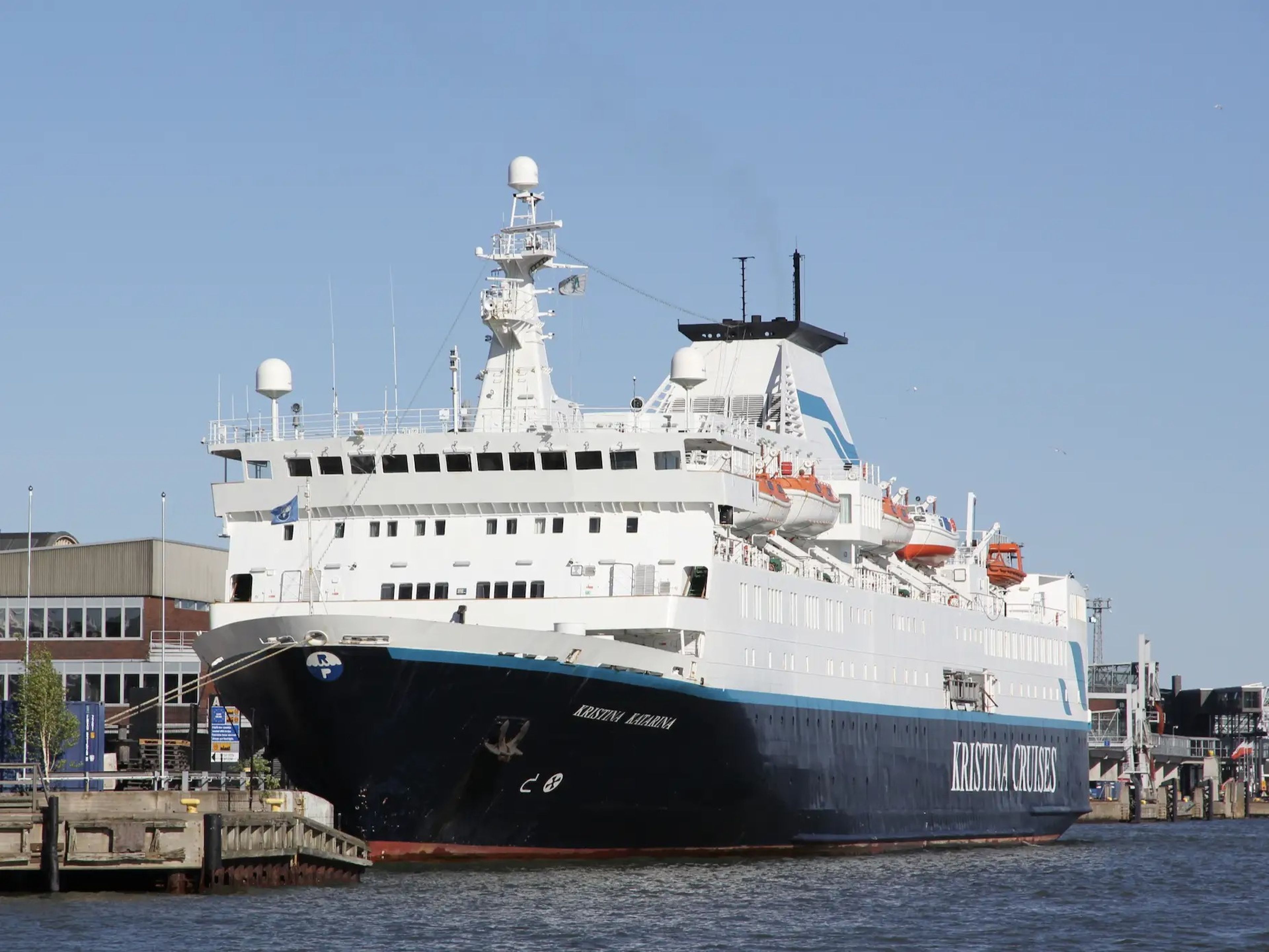 El buque recibió varios nombres, como Kristina Katarina (en la foto), antes de llamarse Ocean Endeavour.