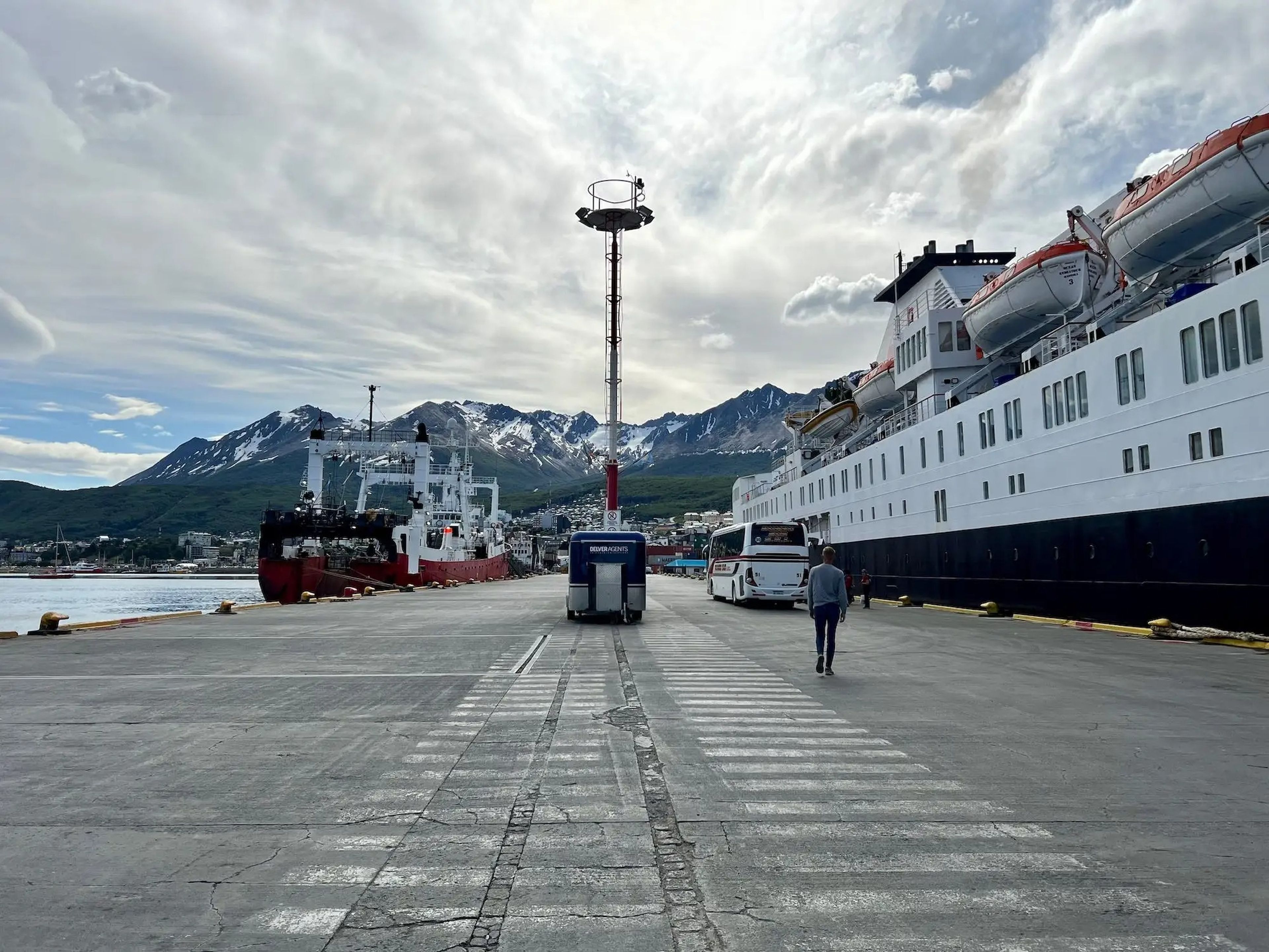 El Ocean Endeavour en el puerto de Ushuaia, Argentina.
