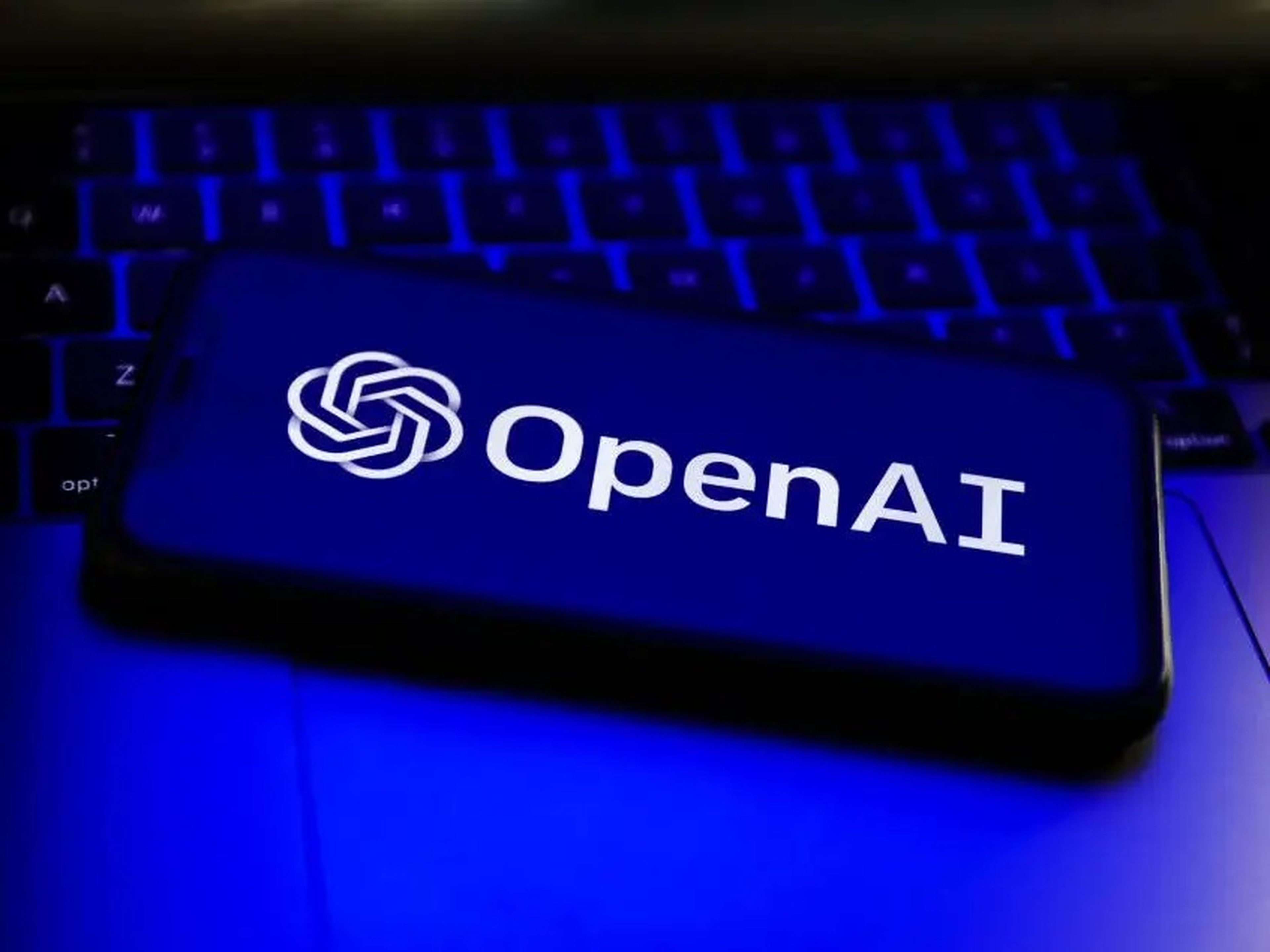 El logo de OpenAI en la pantalla de un teléfono móvil.