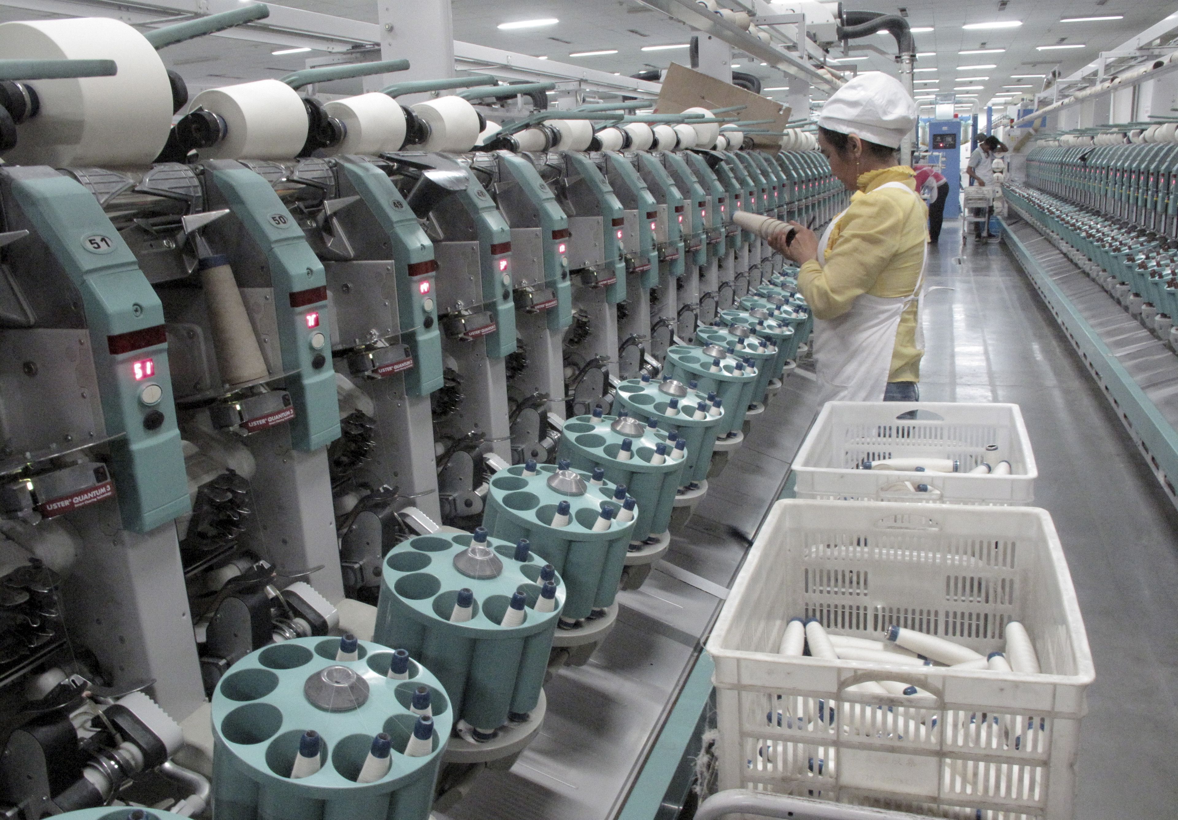 Un operario en una factoría de algodón en Sinkiang, China.