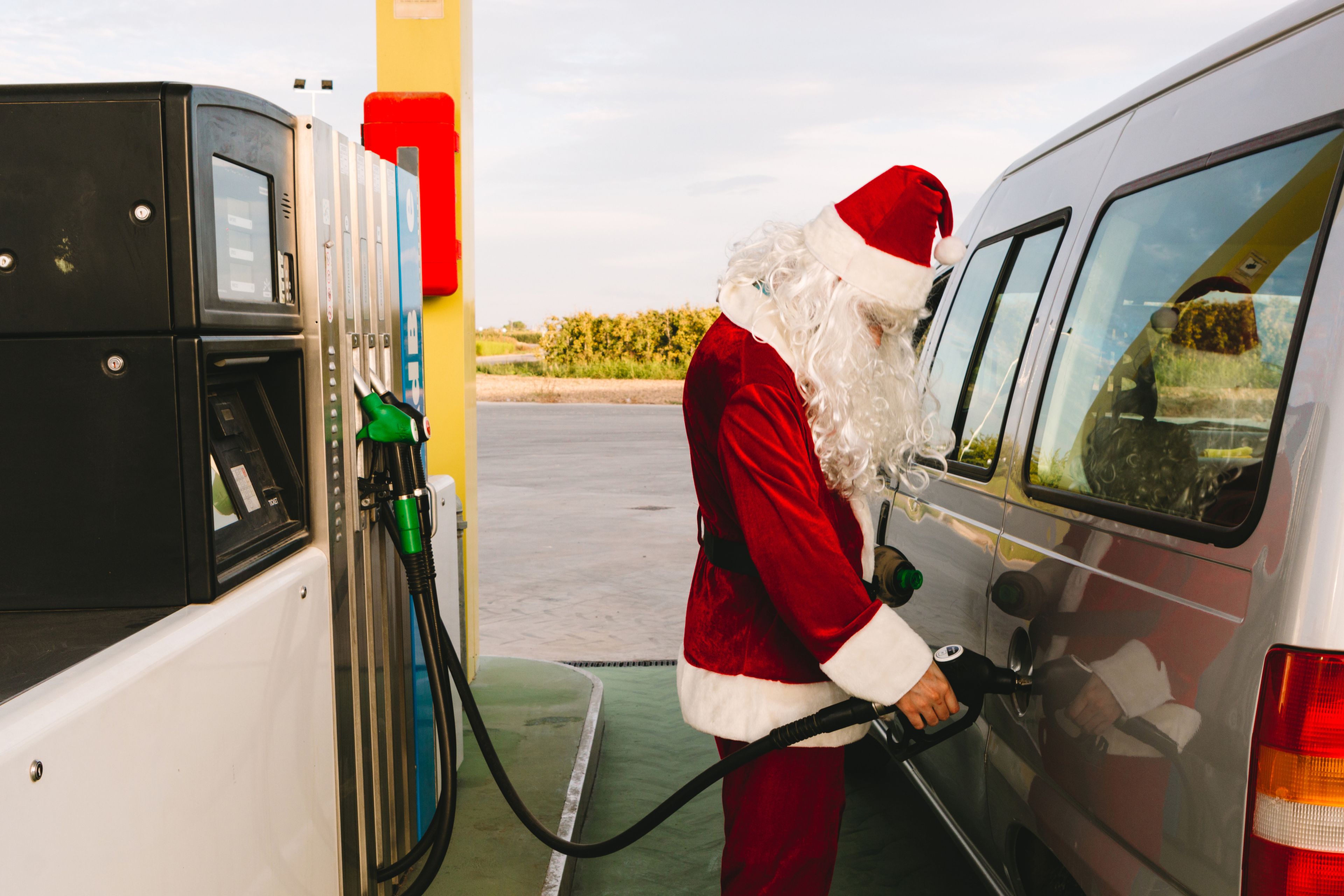 Papá Noel echa gasolina. 