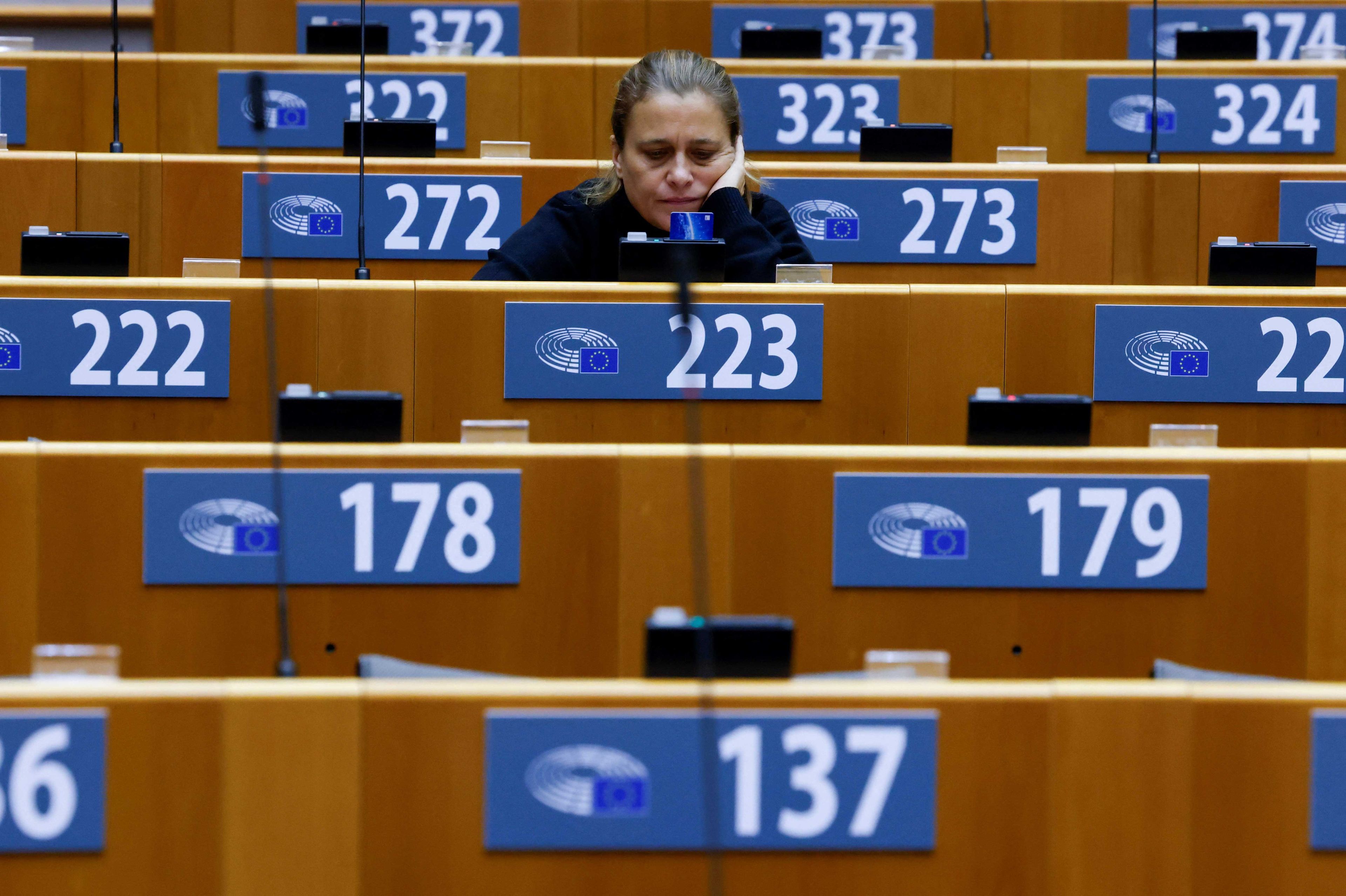 Una mujer espera el inicio de la sesión plenaria del Parlamento Europeo en Bruselas.
