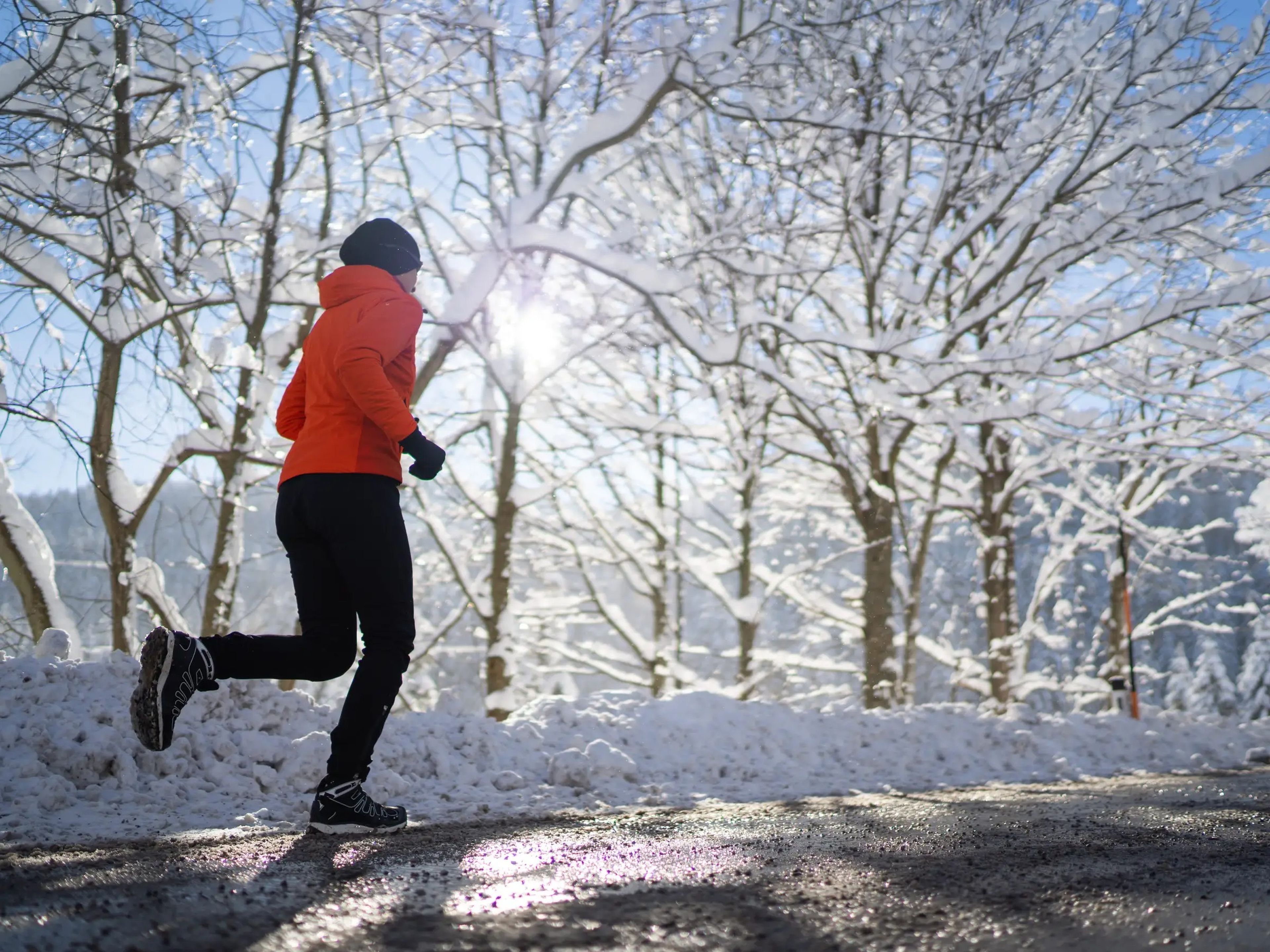 Cubrirse las extremidades es lo más importante que hay que hacer antes de correr con frío.