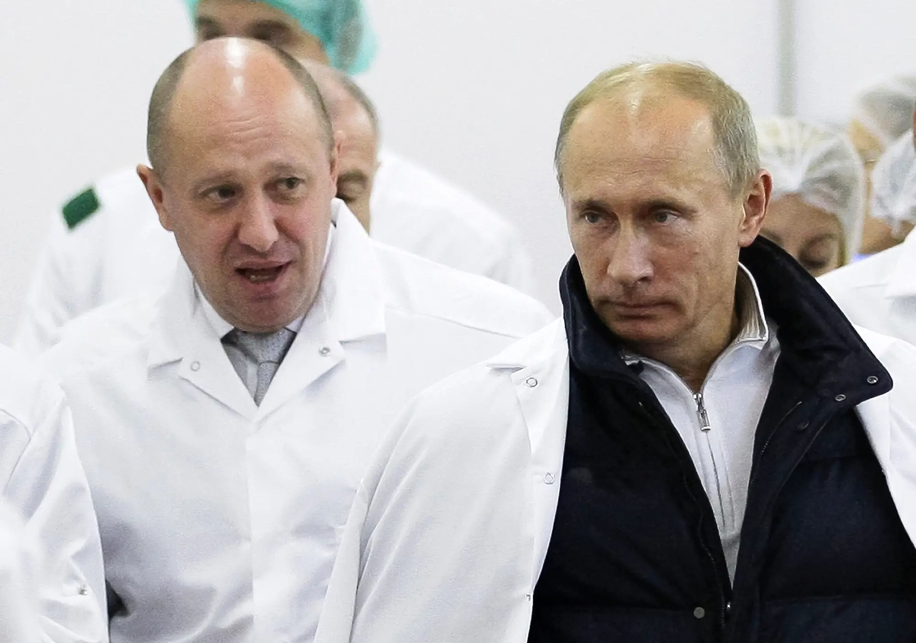 Prigozhin, a la izquierda, y Putin, en una fábrica propiedad de Prigozhin en las afueras de San Petersburgo (Rusia) en septiembre de 2010.