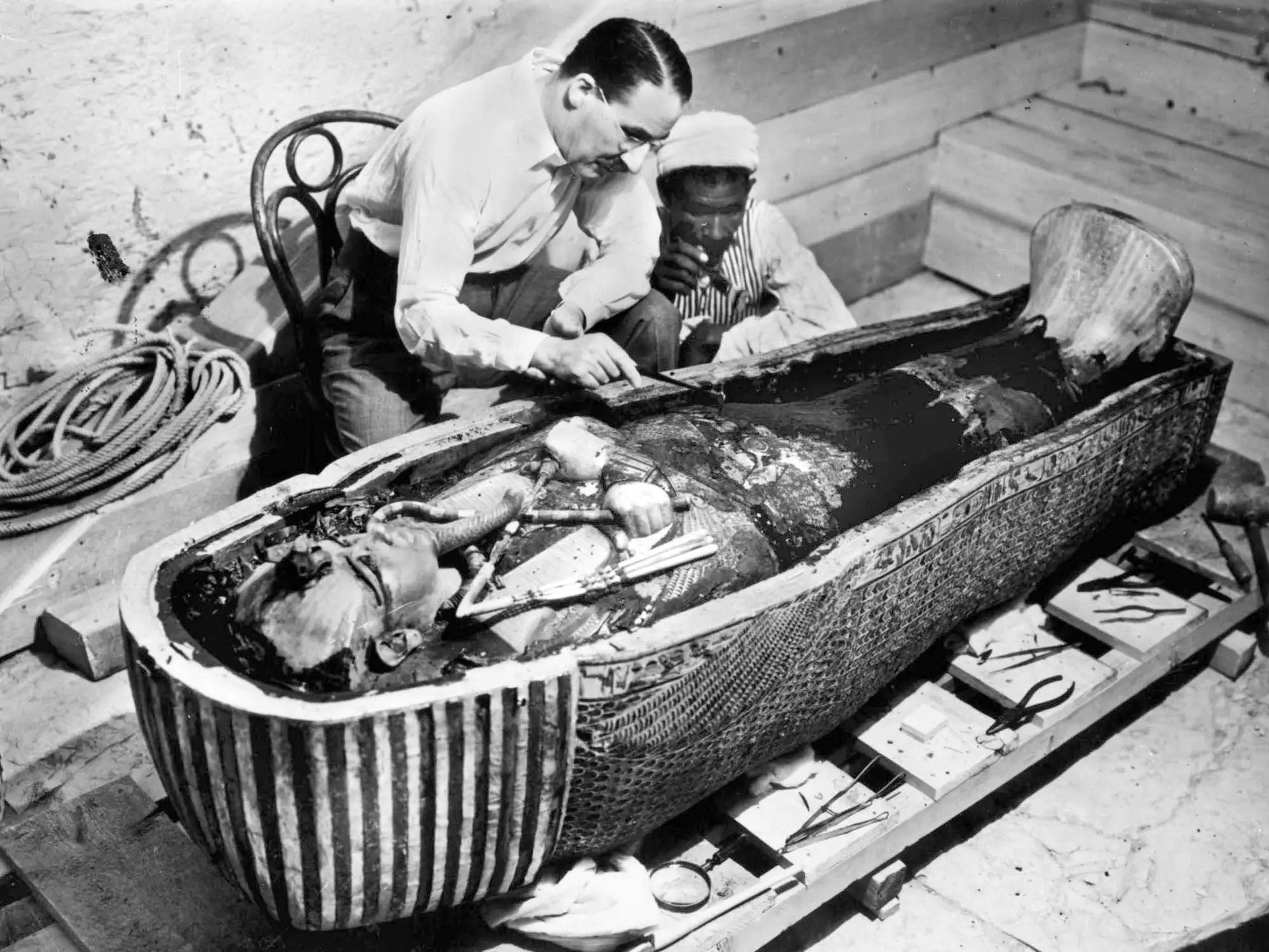 El sarcófago del rey Tutankamón en 1922. En la foto también aparece el egiptólogo Howard Carter, a la izquierda, con un hombre no identificado. 