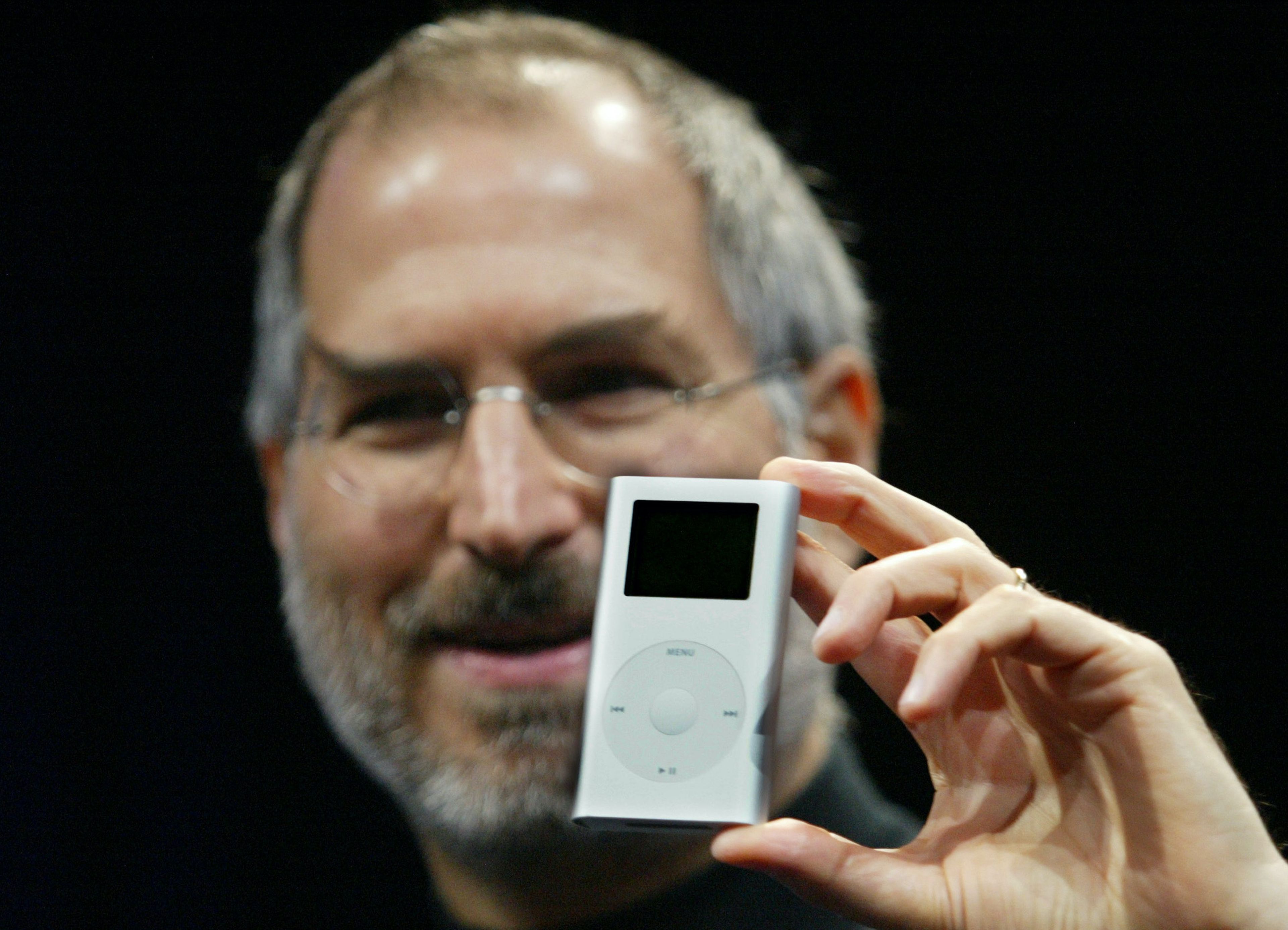 Steve Jobs anuncia el iPod Mini en 2004.