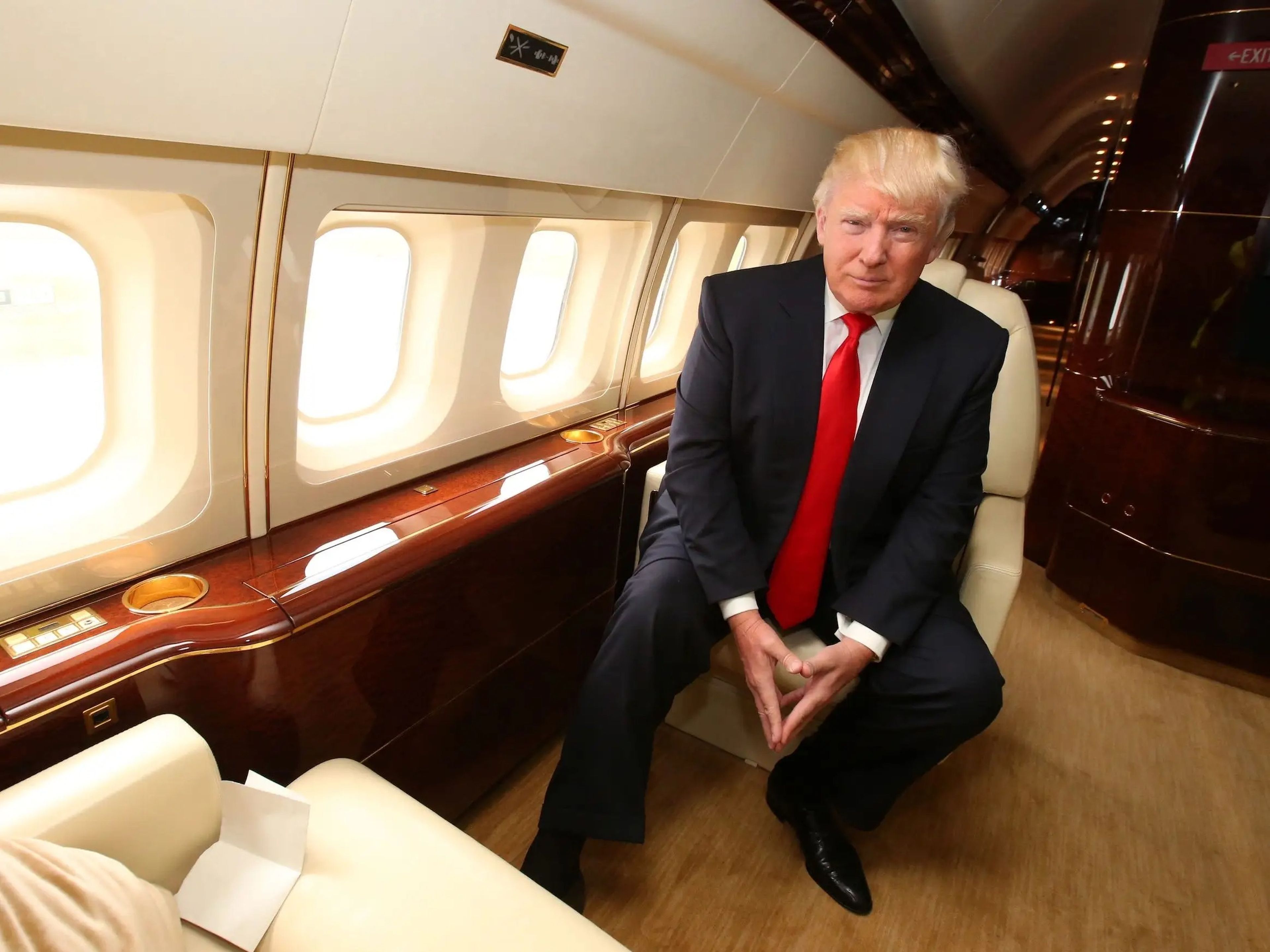 Trump sentado en su jet privado Boeing 757.