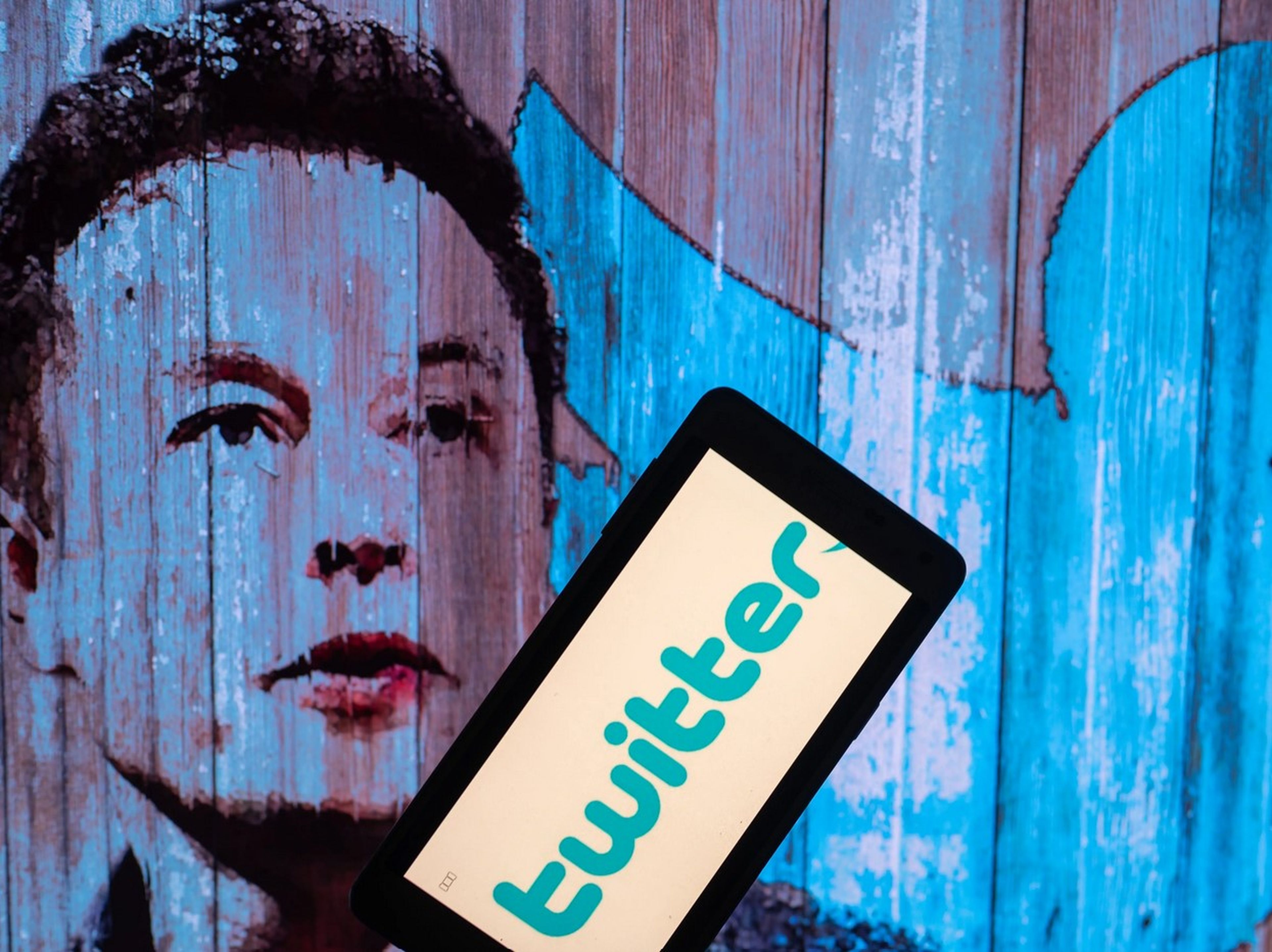 Elon Musk y el logo de Twitter.