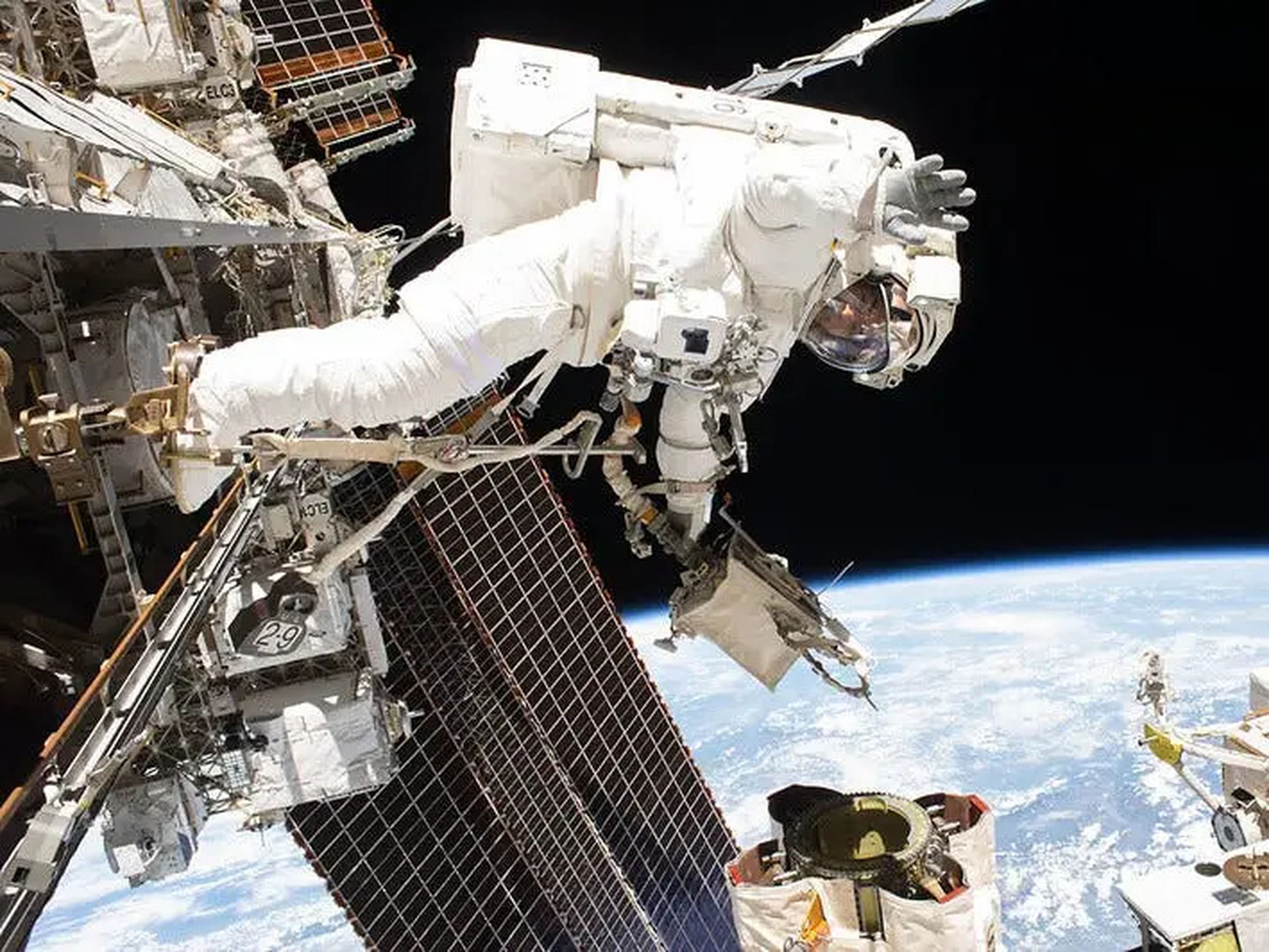 Vande Hei durante una caminata espacial para dar servicio a los componentes del brazo robótico Canadarm2.