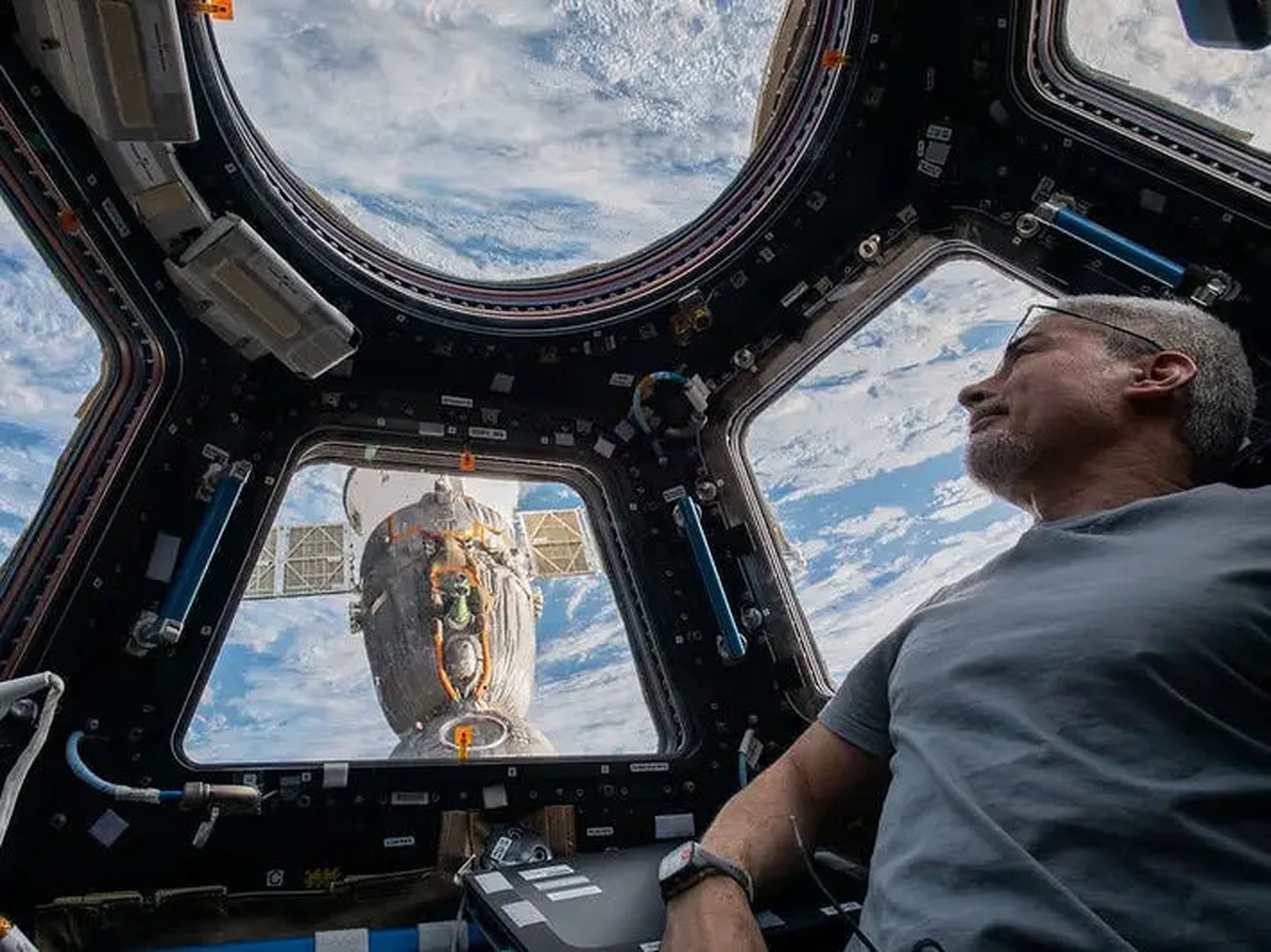 Vande Hei observa la Tierra desde el interior de la cúpula de 7 ventanas, la ventana de la Estación Espacial Internacional al mundo. 