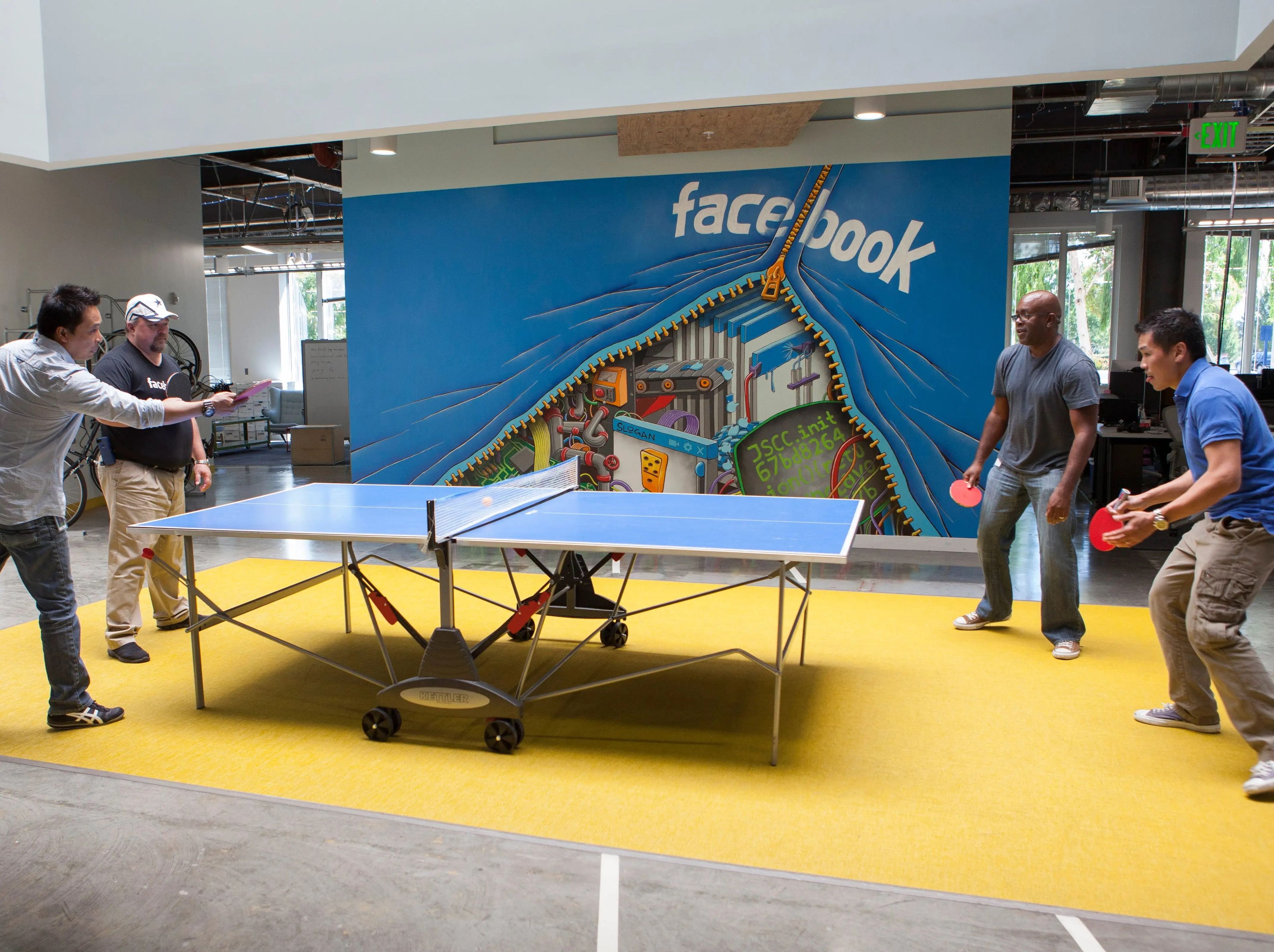 Trabajadores de Facebook jugando al ping-pong en la sede de California.