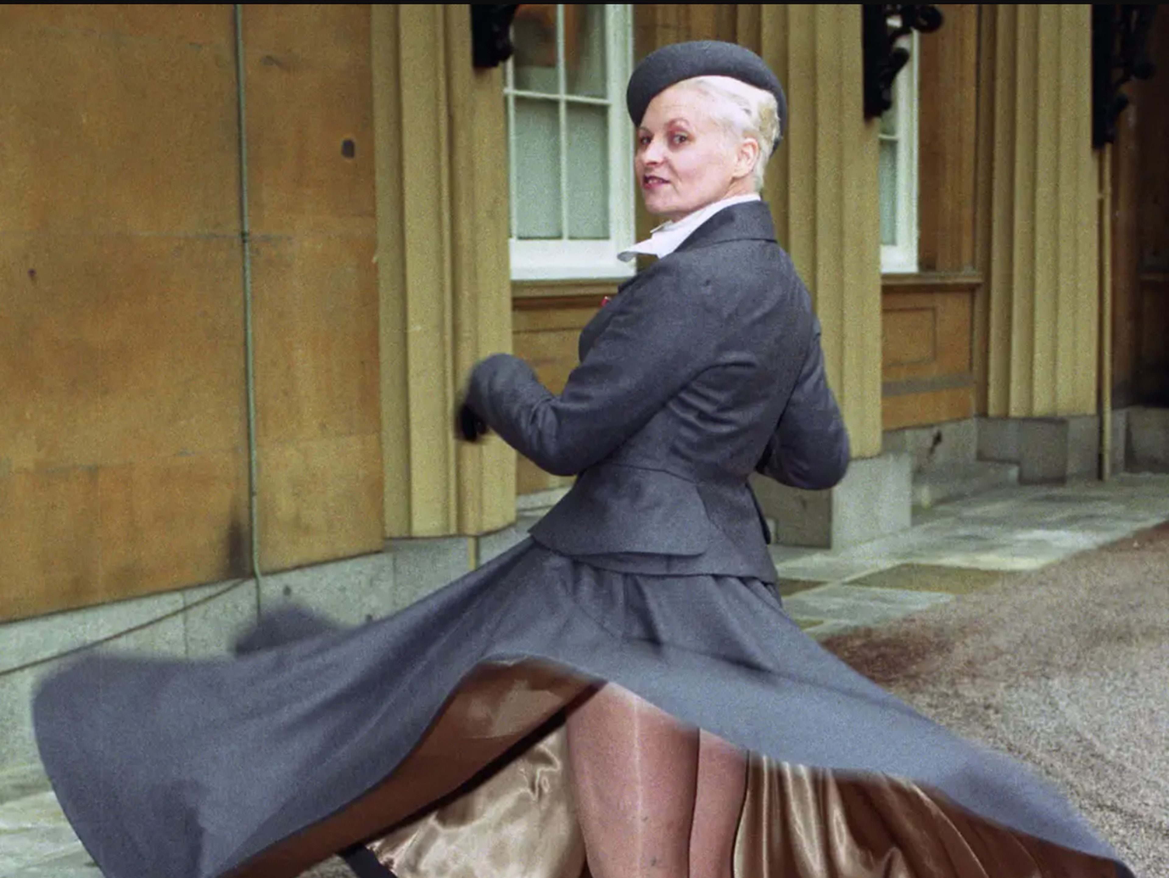 La diseñadora de moda Vivienne Westwood en el palacio de Buckingham.