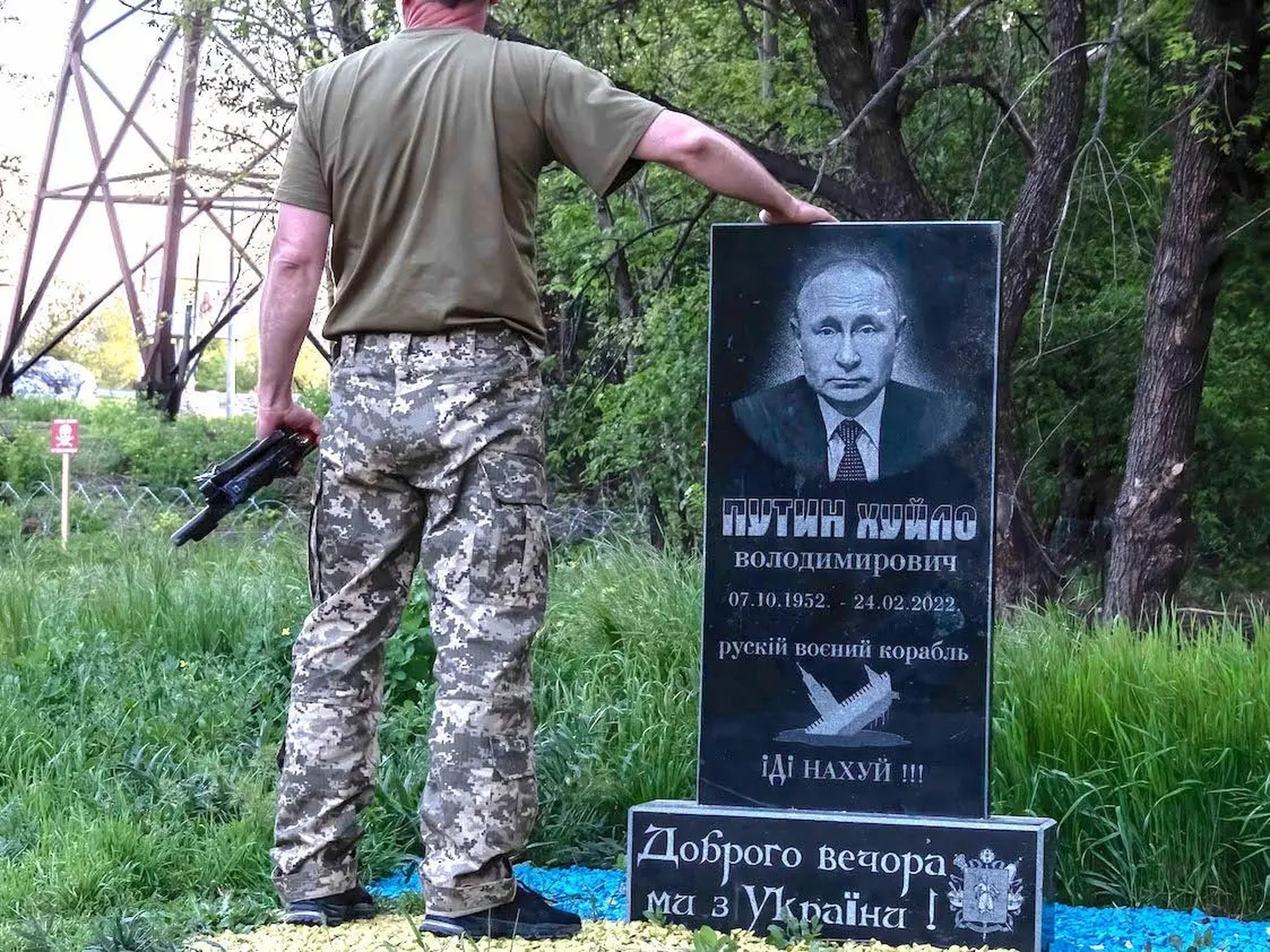 Un simulacro de tumba para el presidente ruso Vladímir Putin, cerca de Zaporizhzhya, en Ucrania, el 9 de mayo. 