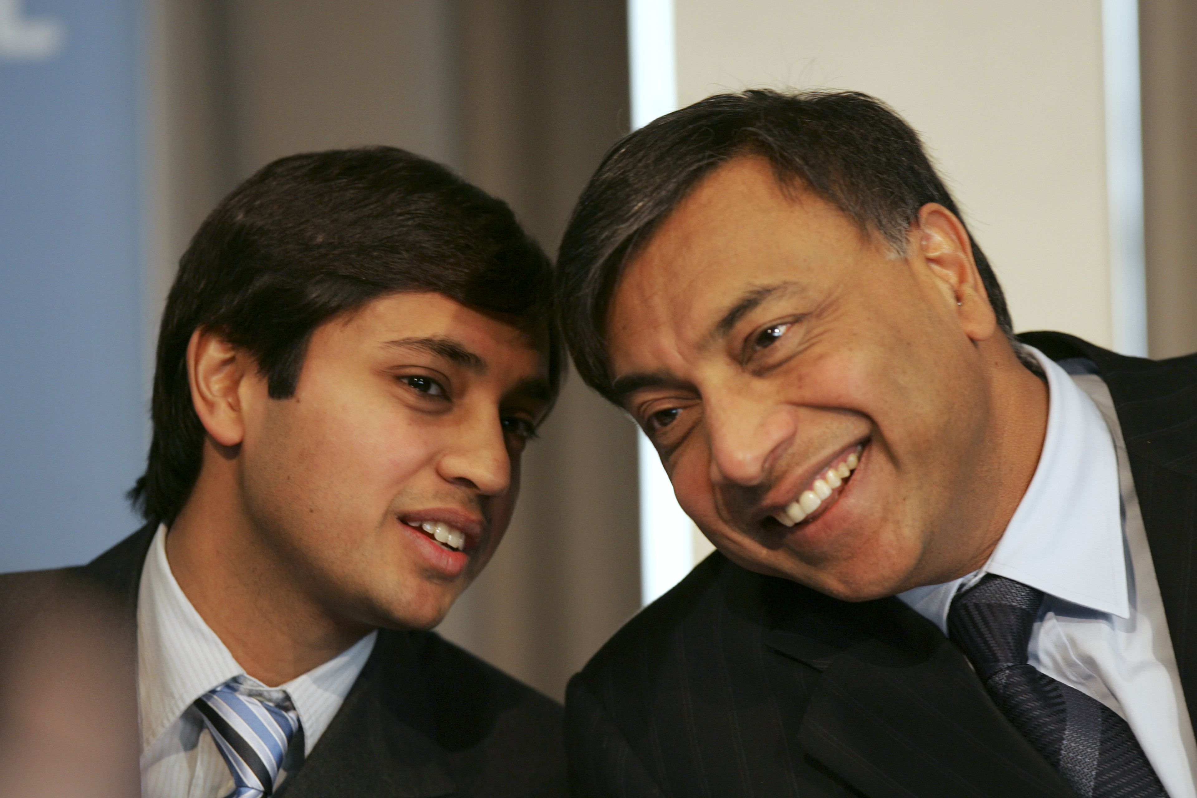 Aditya Mittal, CEO de ArcelorMittal (izquierda), y Lakshmi Mittal, su padre y máximo accionista de la compañía (derecha).