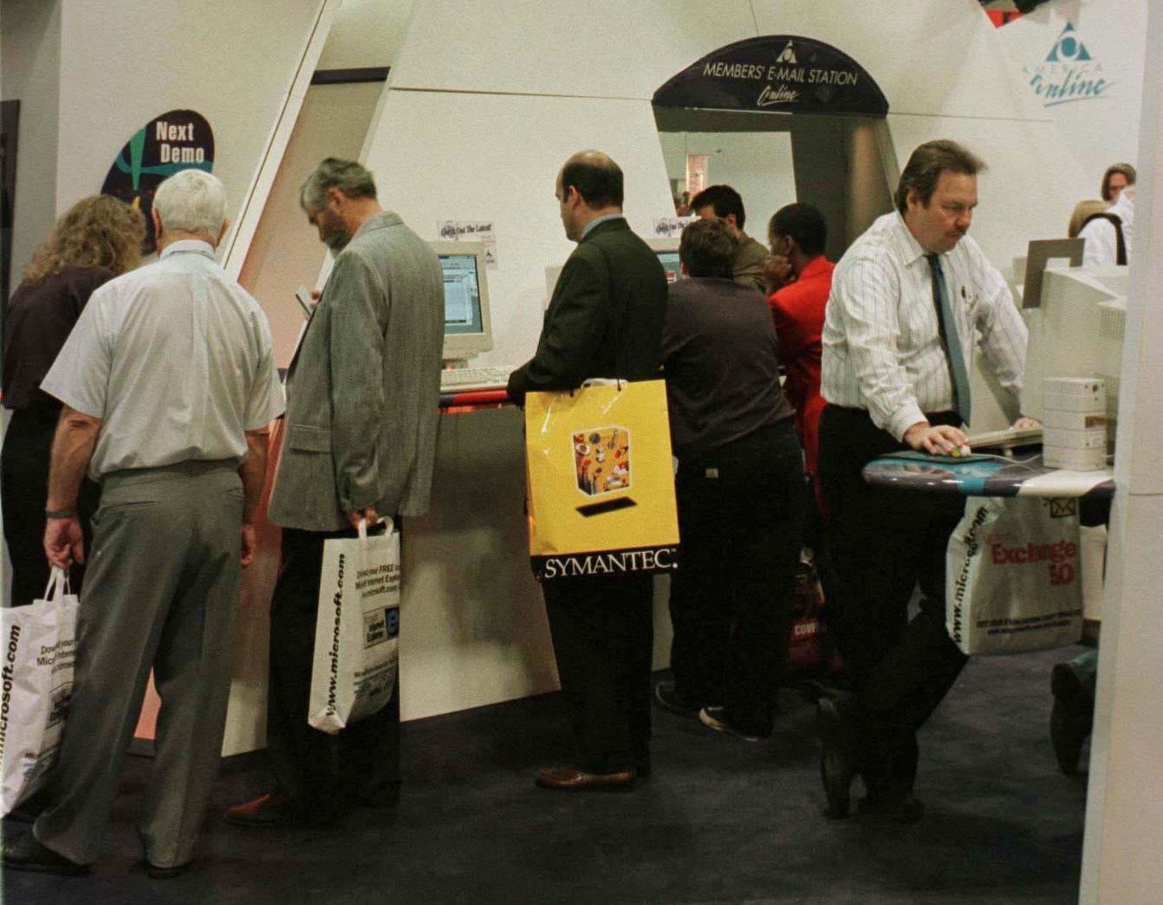 Visitantes del puesto de America Online consultan su email en una feria tecnológica celebrada en Los Angeles en 1997.