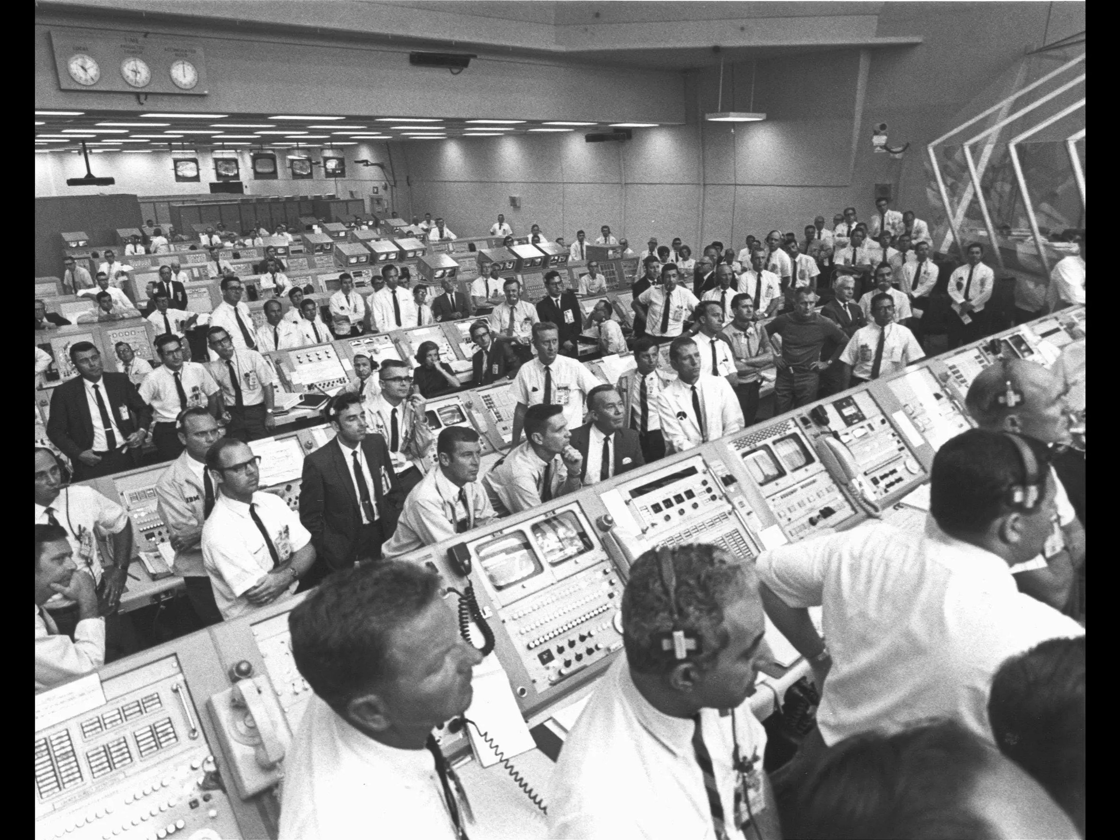 El personal de la misión Apolo 11 de la NASA observa el despegue el 16 de julio de 1969.