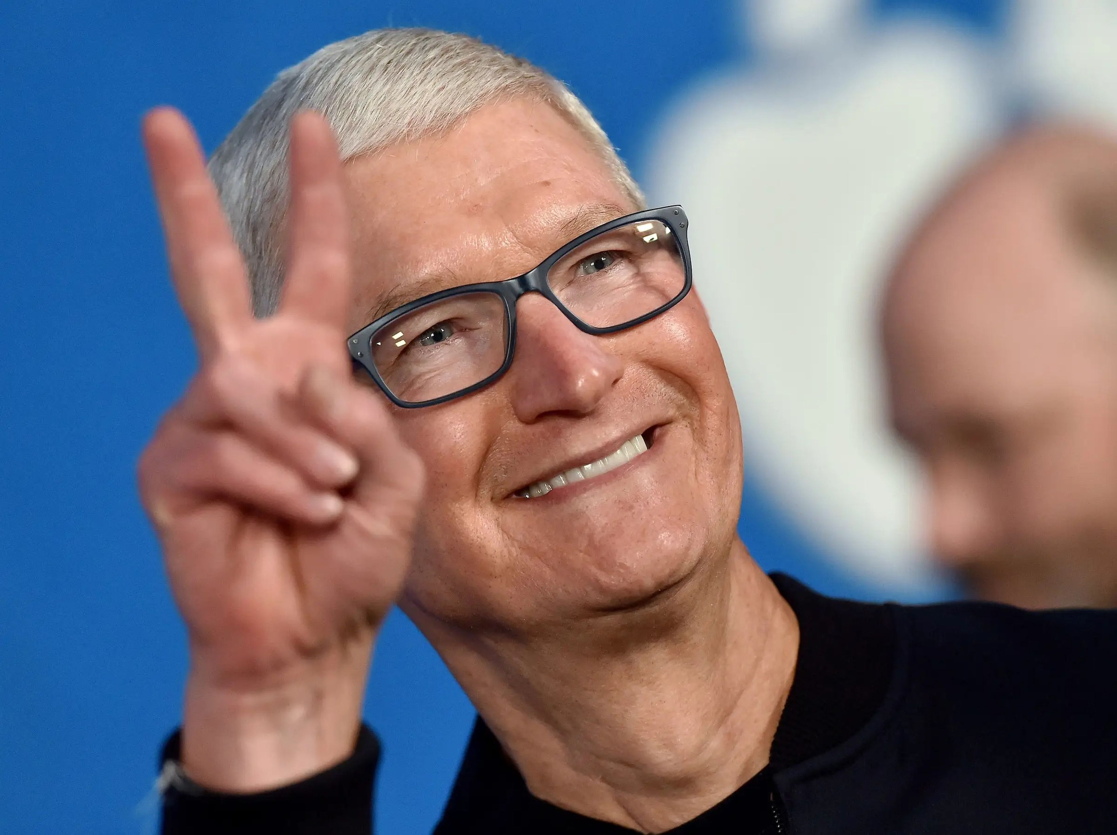 El CEO de Apple, Tim Cook, ha recibido críticas de algunos inversores en el pasado por ingresar unos bonos salariales multimillonarios.
