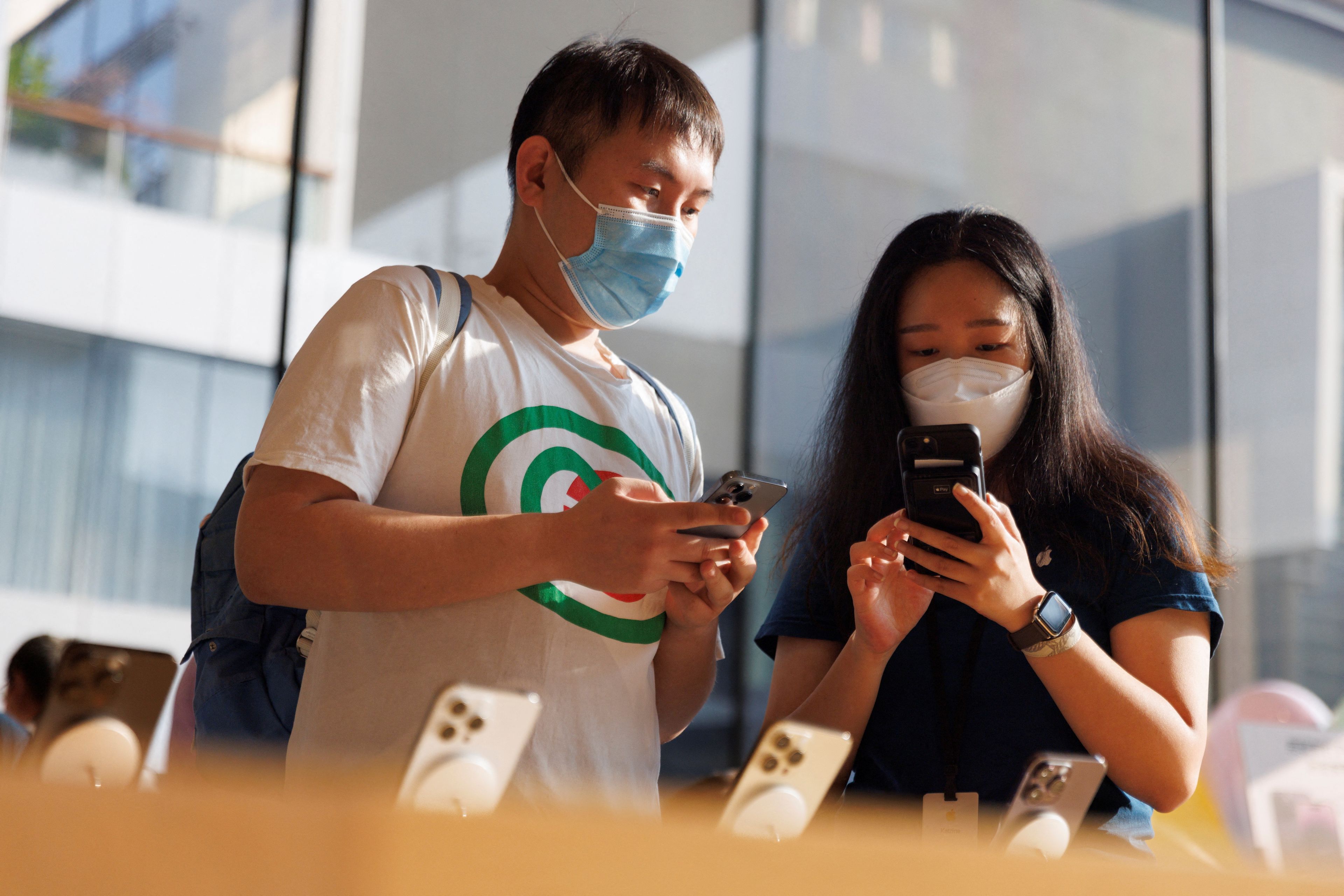 Consumidores en una Apple Store en Pekín, China.