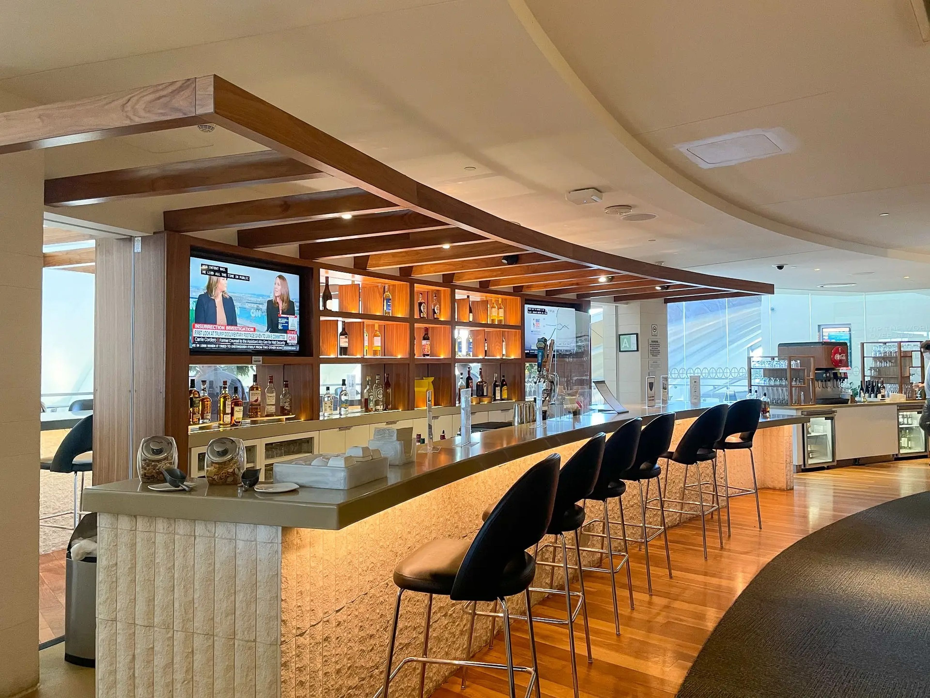 El bar de la sala VIP de Star Alliance en el Aeropuerto Internacional de Los Ángeles.