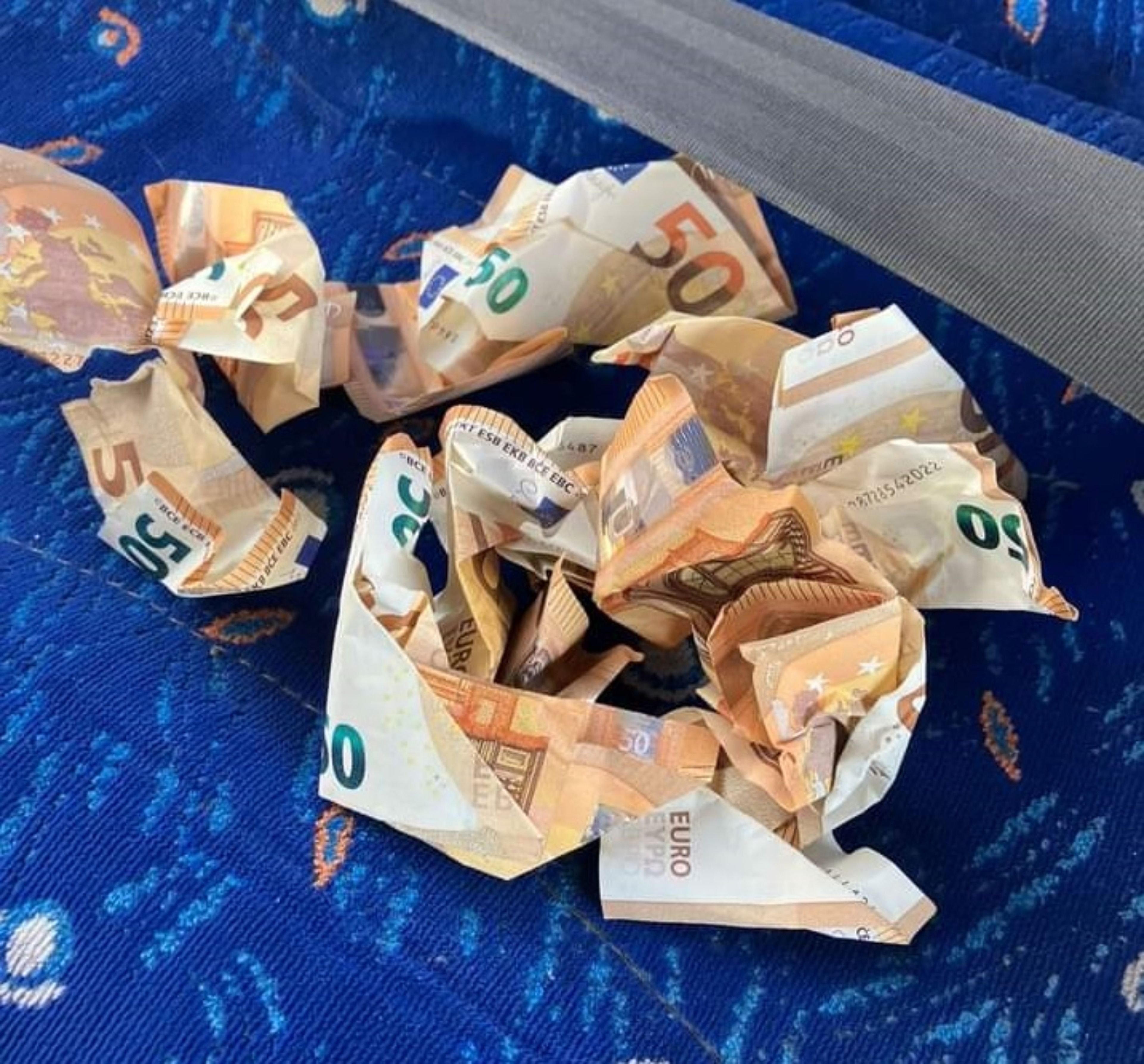 Billetes de 50 euros en un autobús
