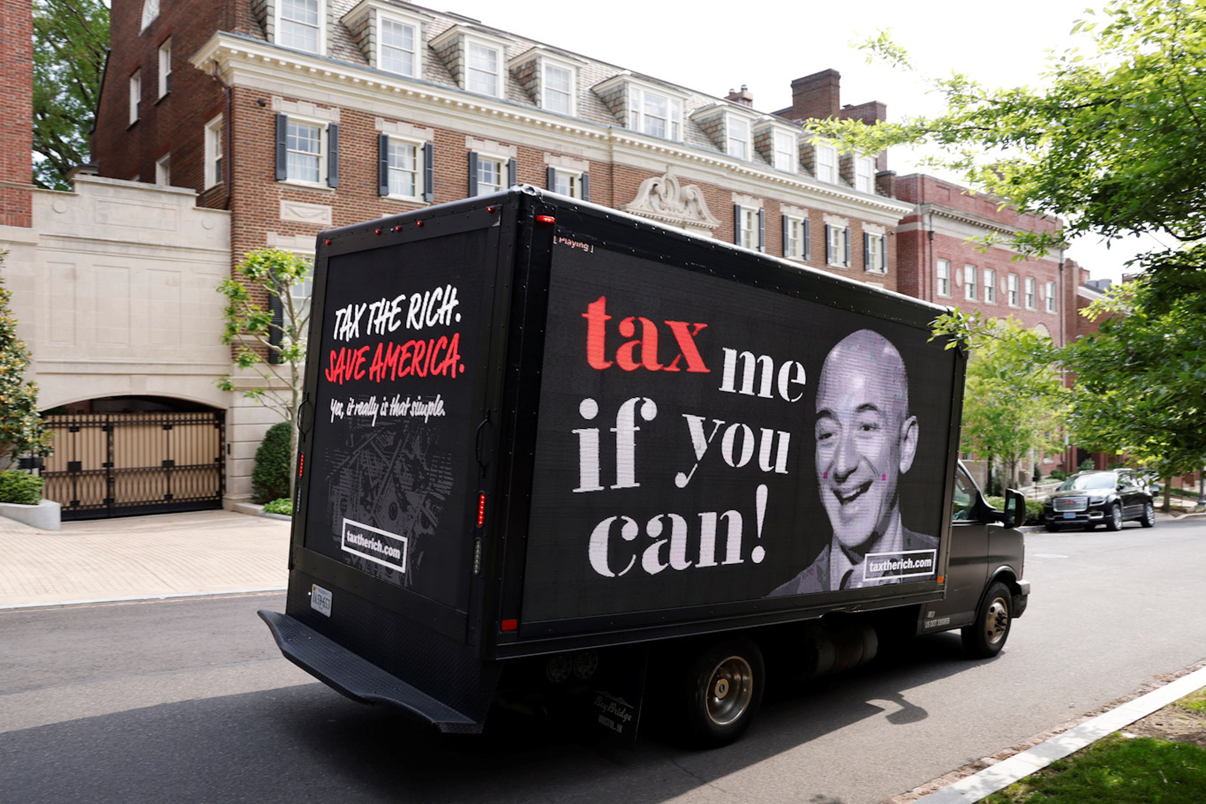 Camión con el mensaje "Tax me if you can", con Jeff Bezos: impuestos a ricos