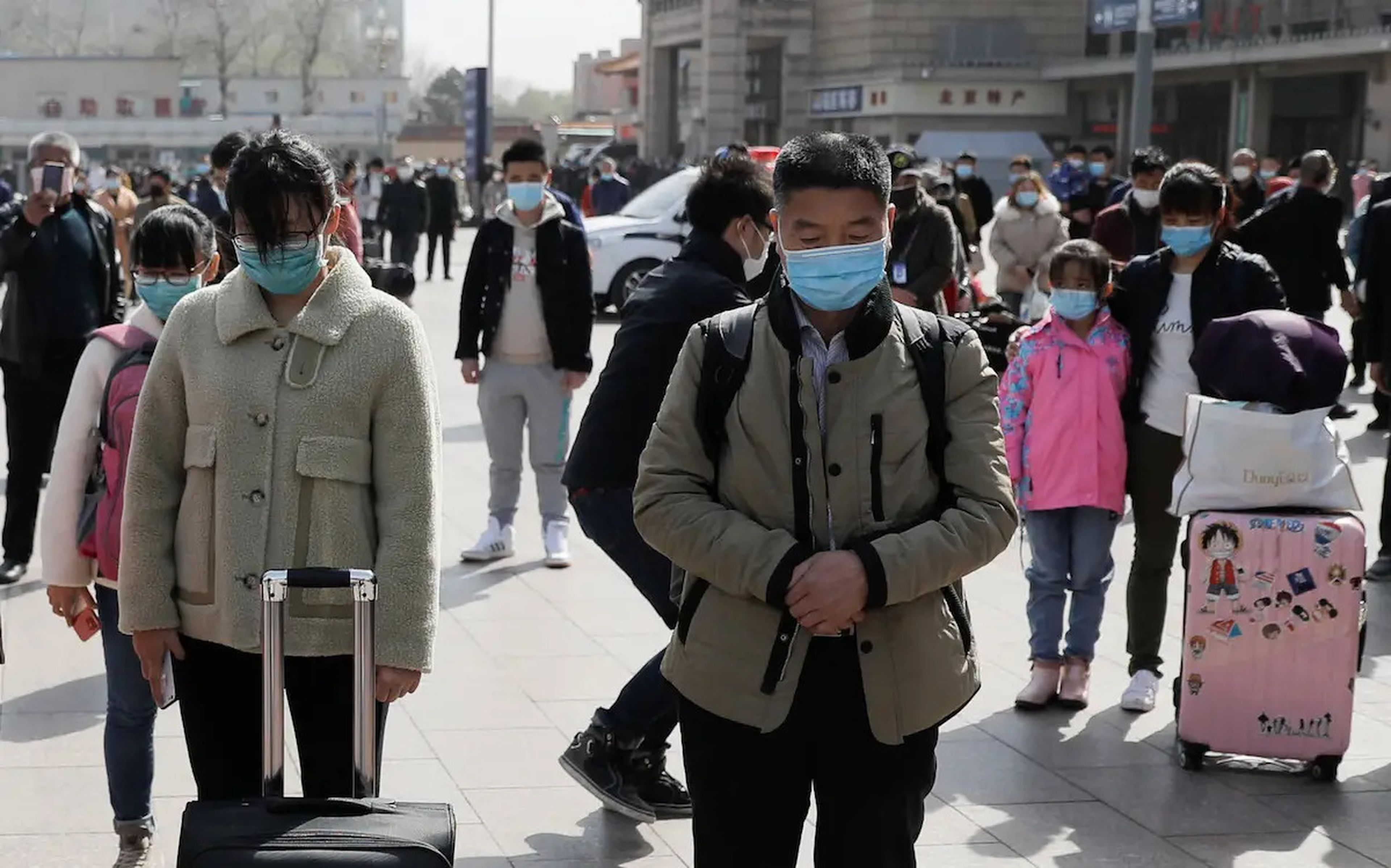 Ciudadanos de Pekín rinden homenaje a las víctimas del coronavirus en 2020.