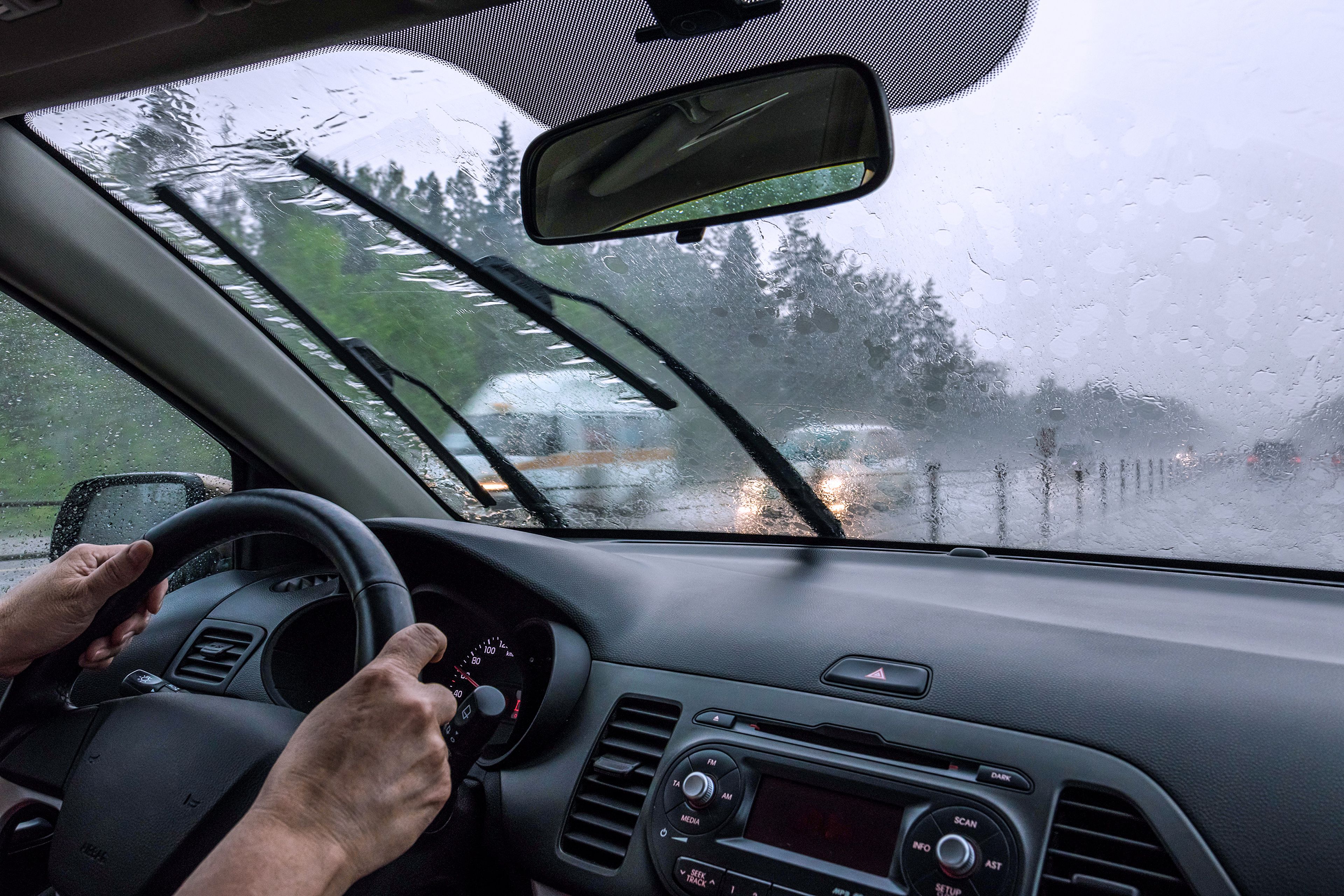 Conductor conduce con lluvia