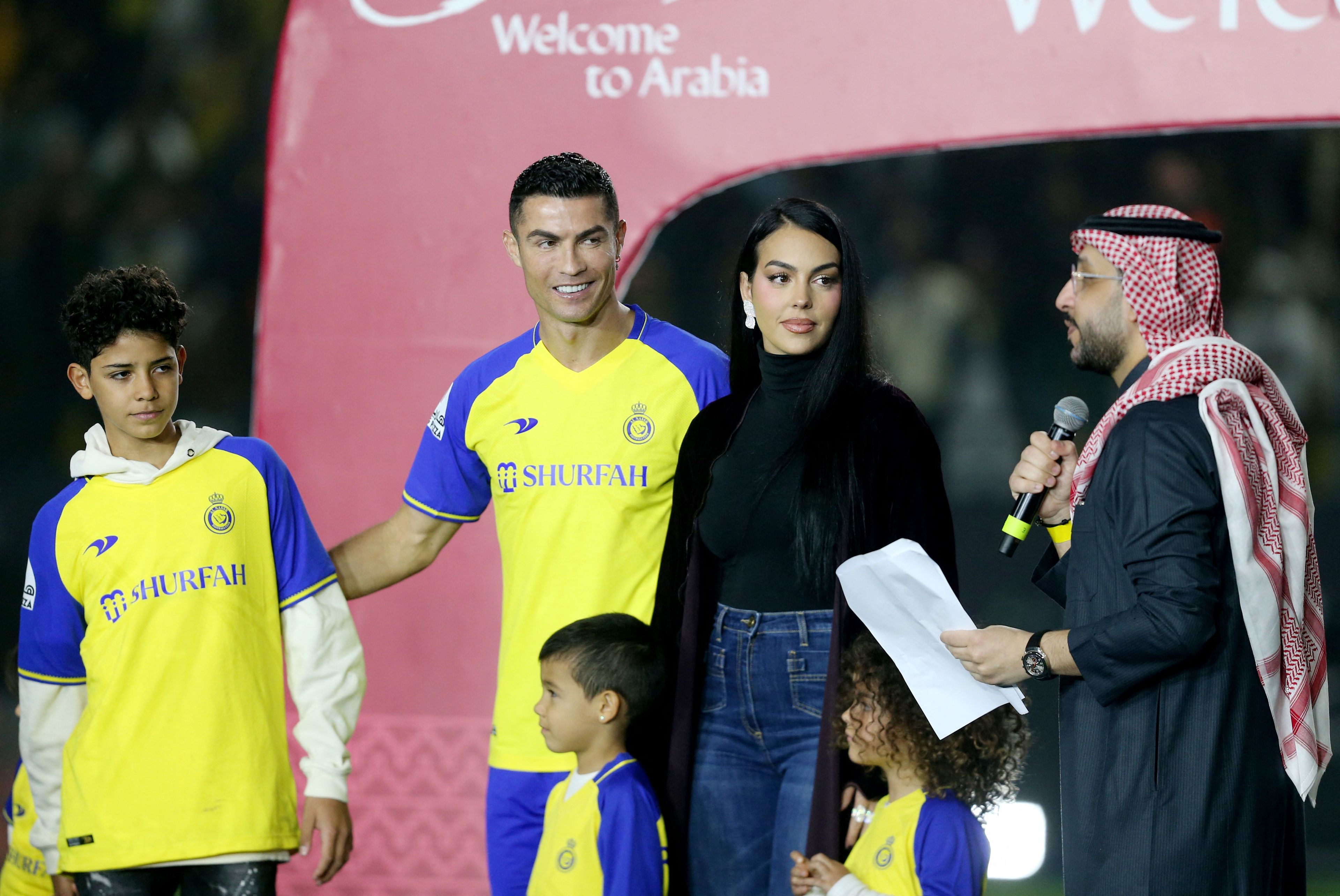 Cristiano Ronaldo junto a Georgina y su familia en la presentación de Al Nassr