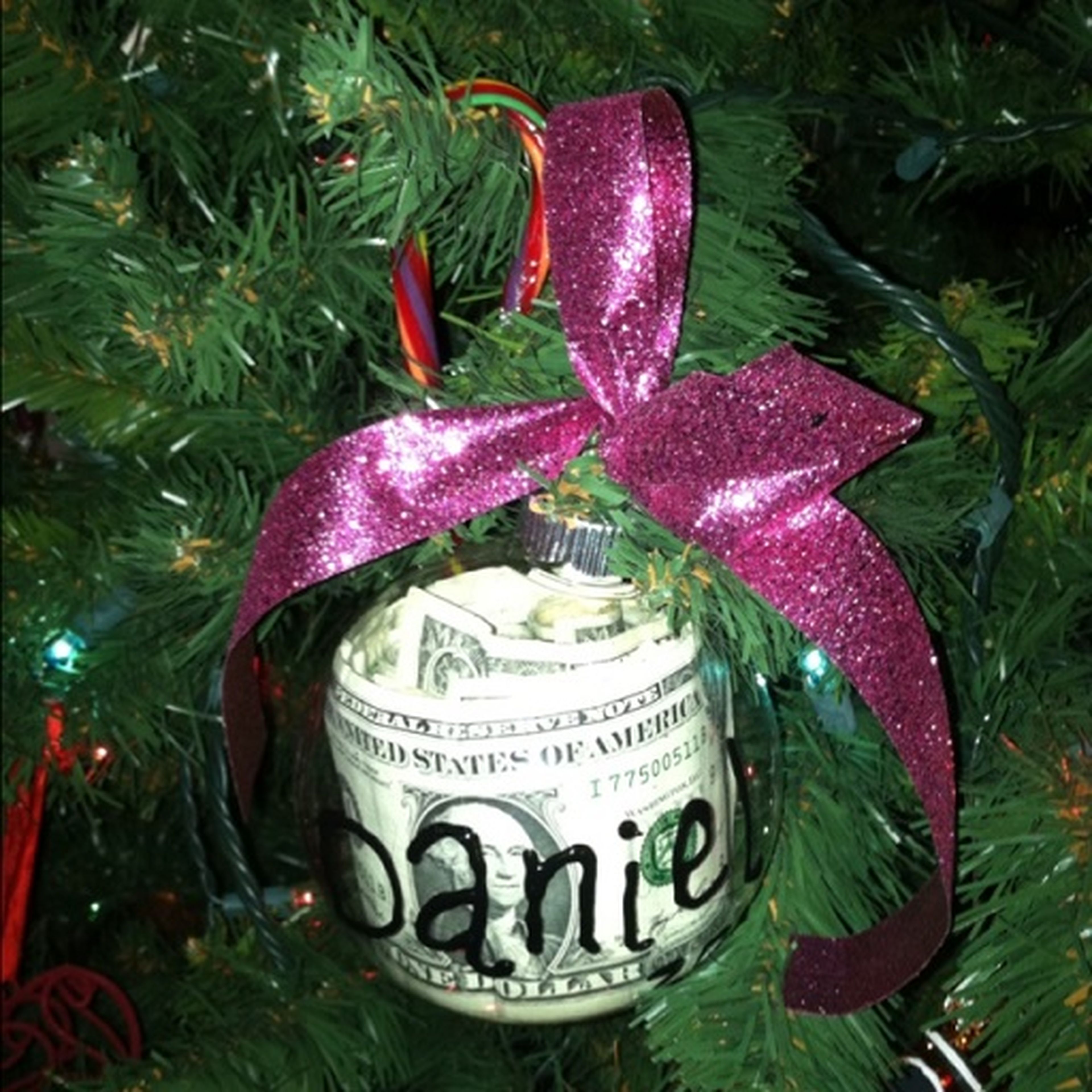 dinero con forma de bola de árbol de Navidad