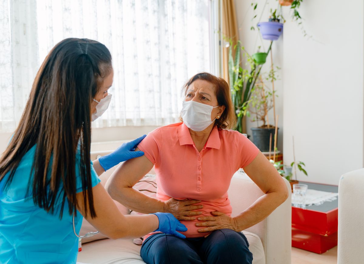 mujeres alquitranadas y emplumadas