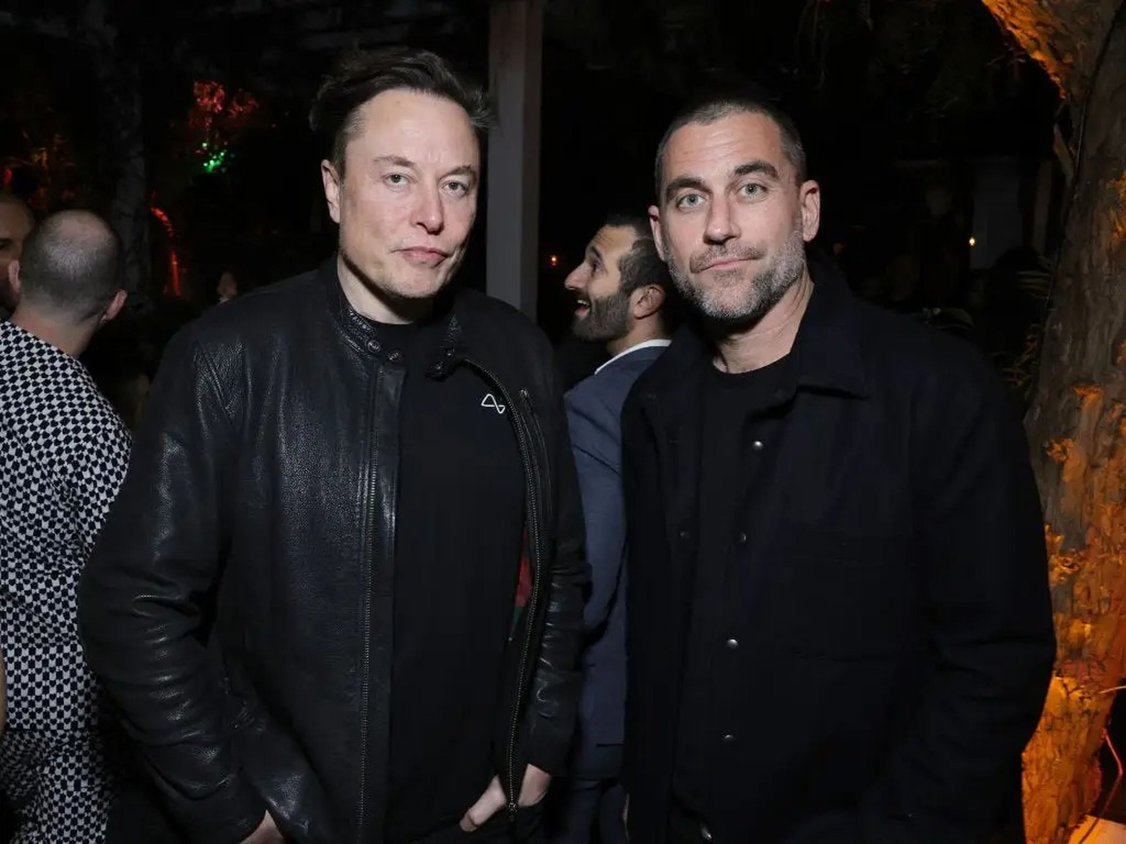 Elon Musk y el cineasta Bryn Mooser asisten a la fiesta CAA previa a los Oscar en San Vicente Bungalows en marzo. 