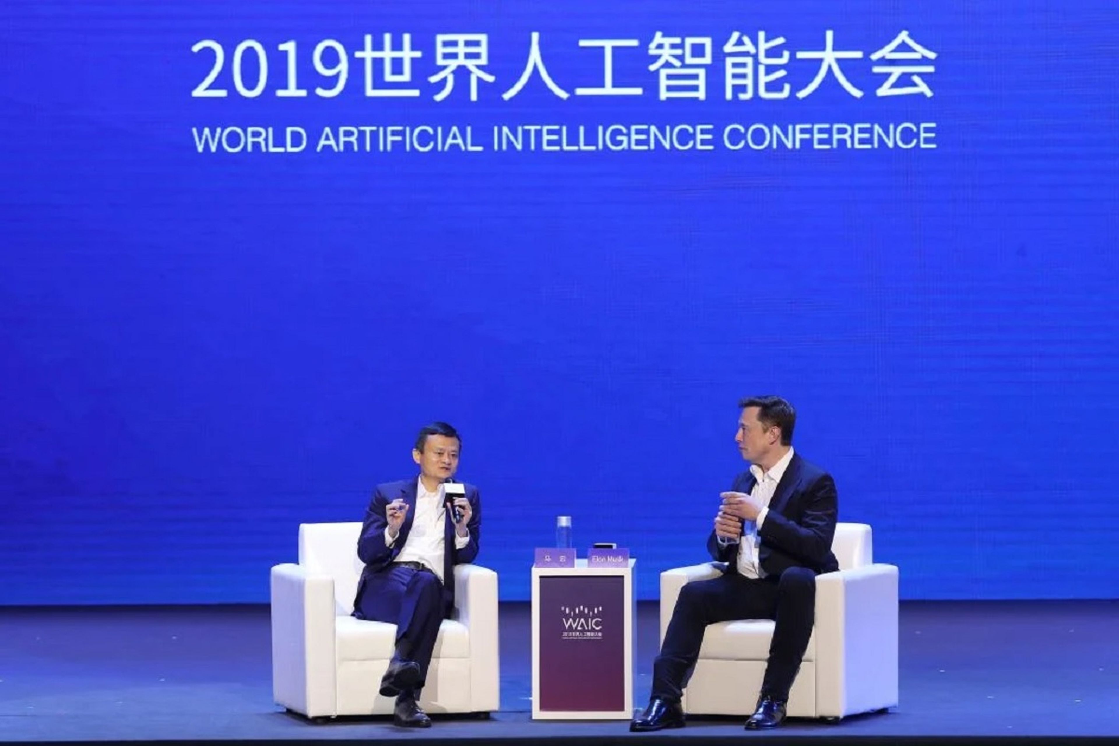 Elon Musk está muy bien relacionado en China: en la foto aparece en una mesa redonda con el fundador de Alibaba, Jack Ma, en 2019.