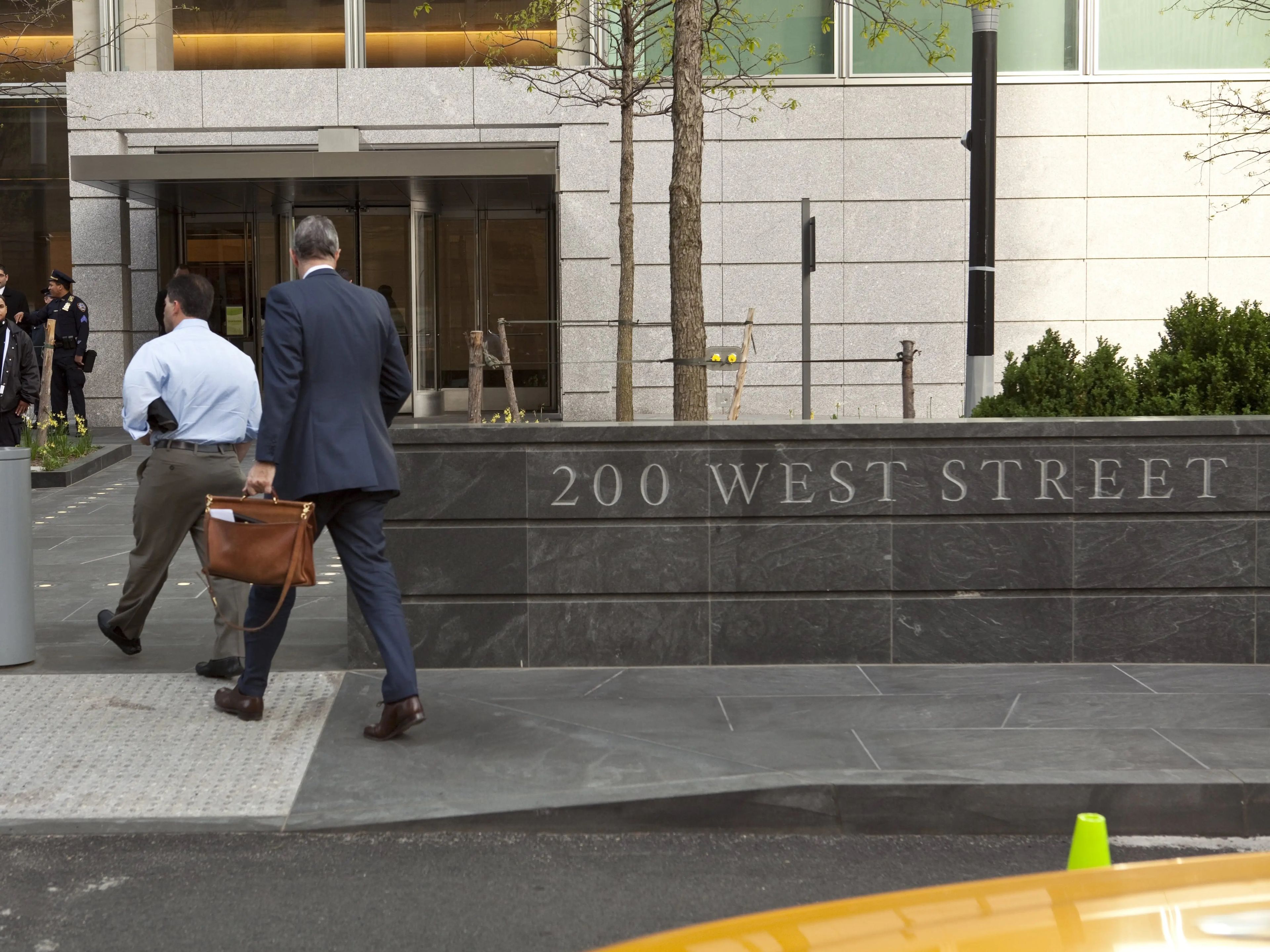Empleados llegando a trabajar a la sede mundial de Goldman Sachs en Nueva York.