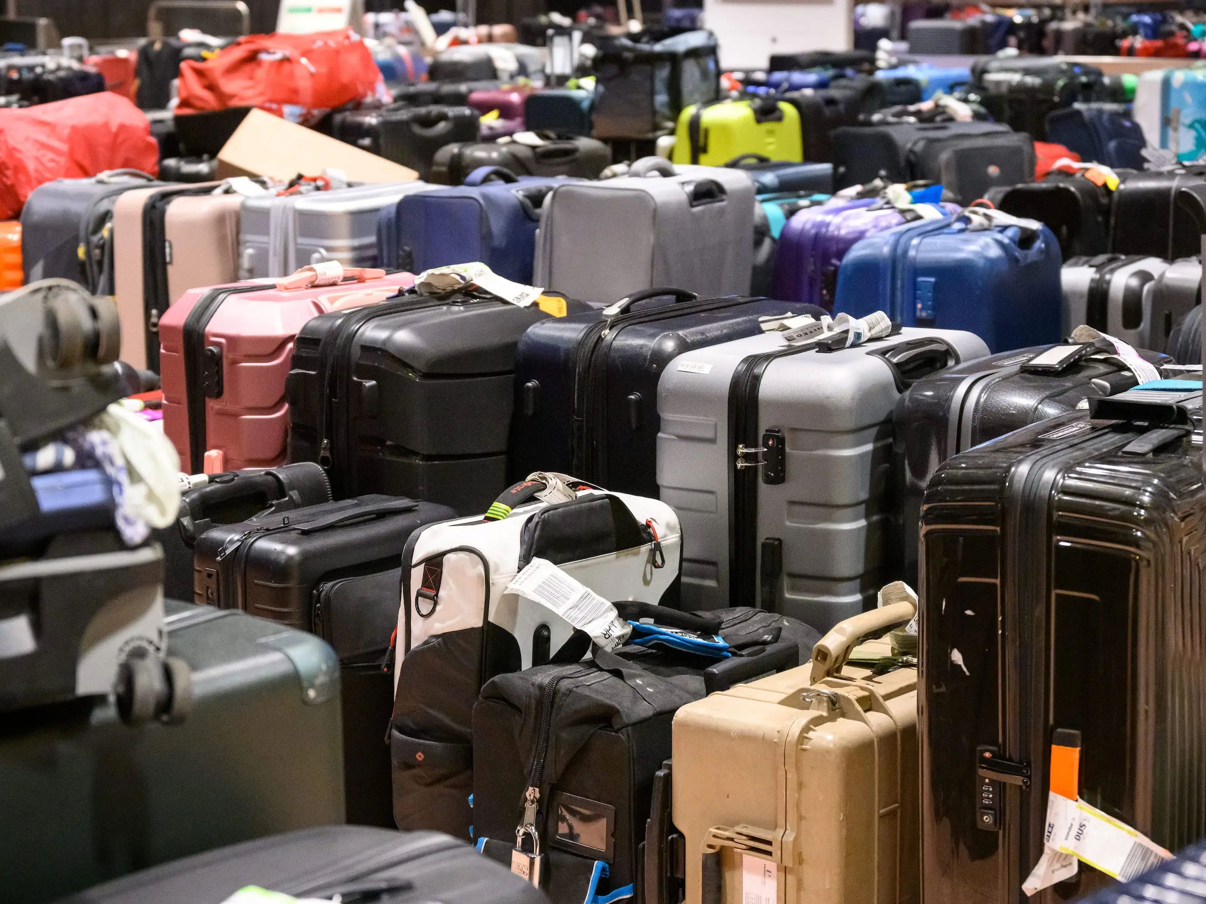 Evita gastos adicionales y estrés de última hora consultando la política de equipajes de tu compañía aérea.
