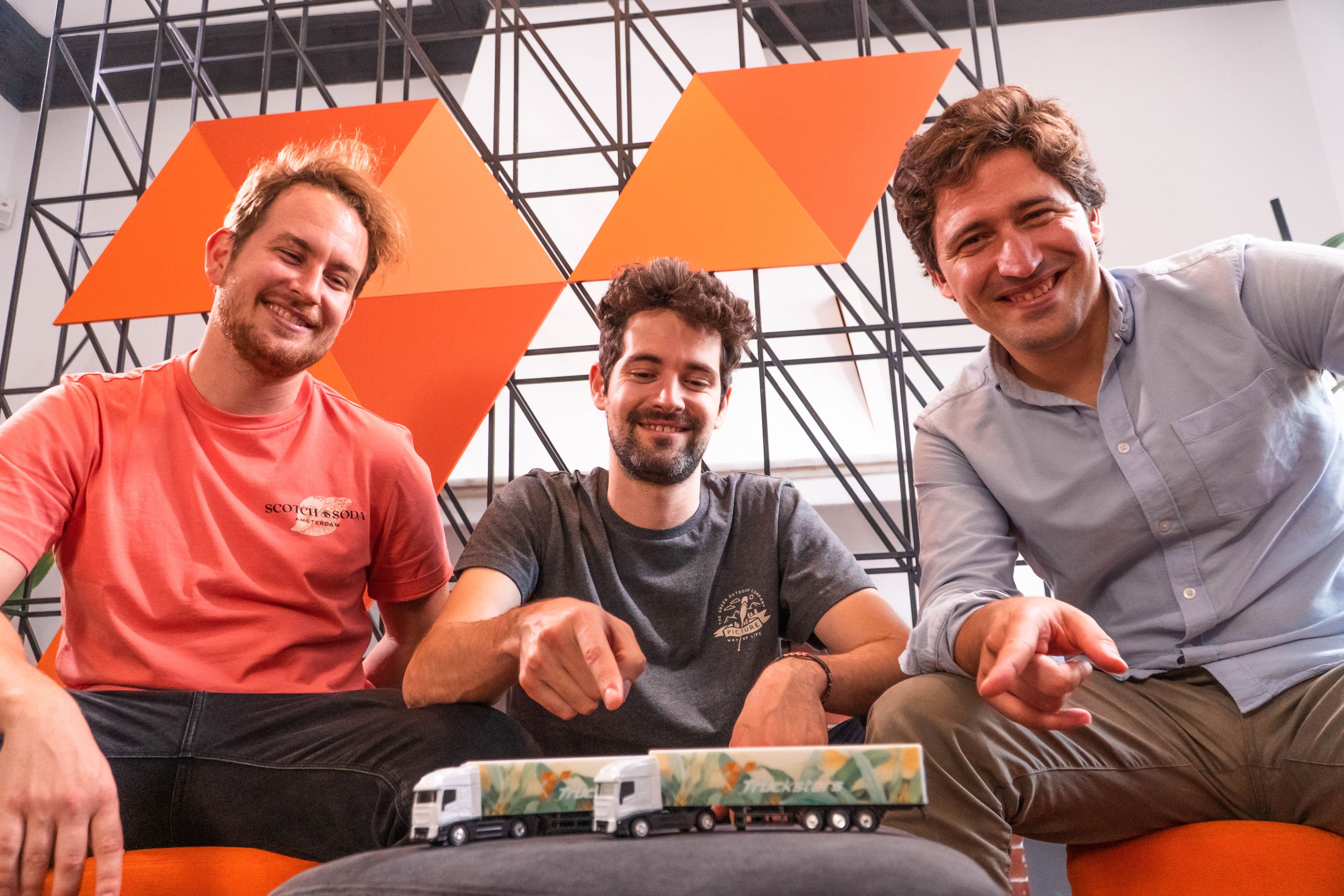 De izquierda a derecha, Gabor Balogh, Ramón Castro y Luis Bardaji, cofundadores de Trucksters.
