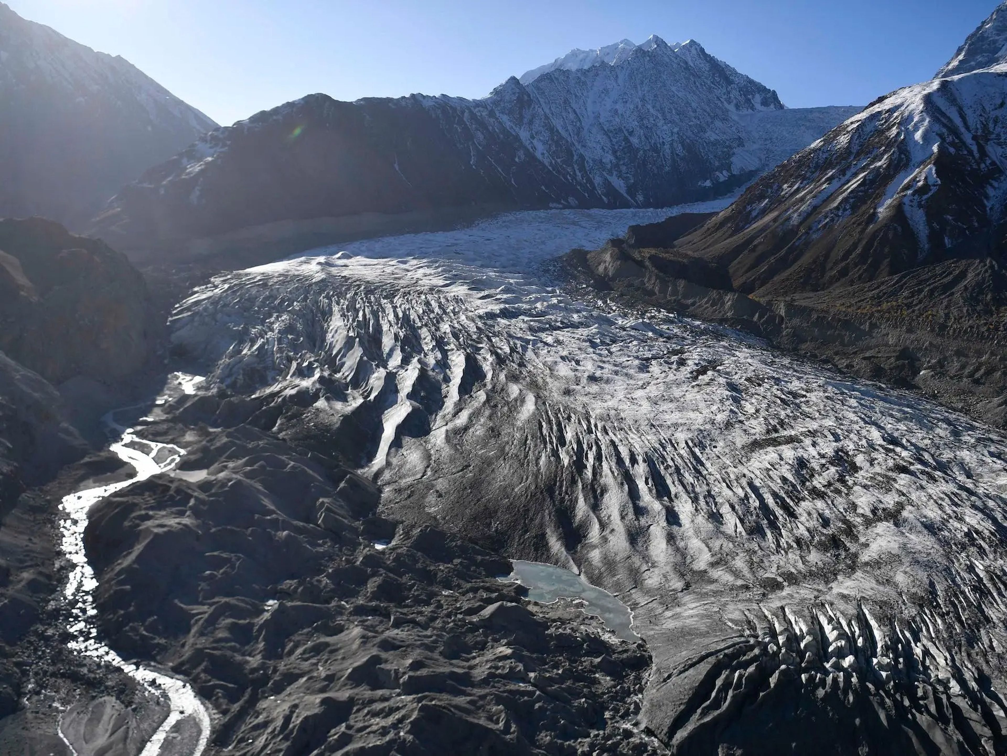 Vista general del glaciar Chiatibo en la cordillera del Hindu Kush el 16 de octubre de 2019 en el distrito de Chitral de la provincia de Khyber-Pakhunkwa, Pakistán.