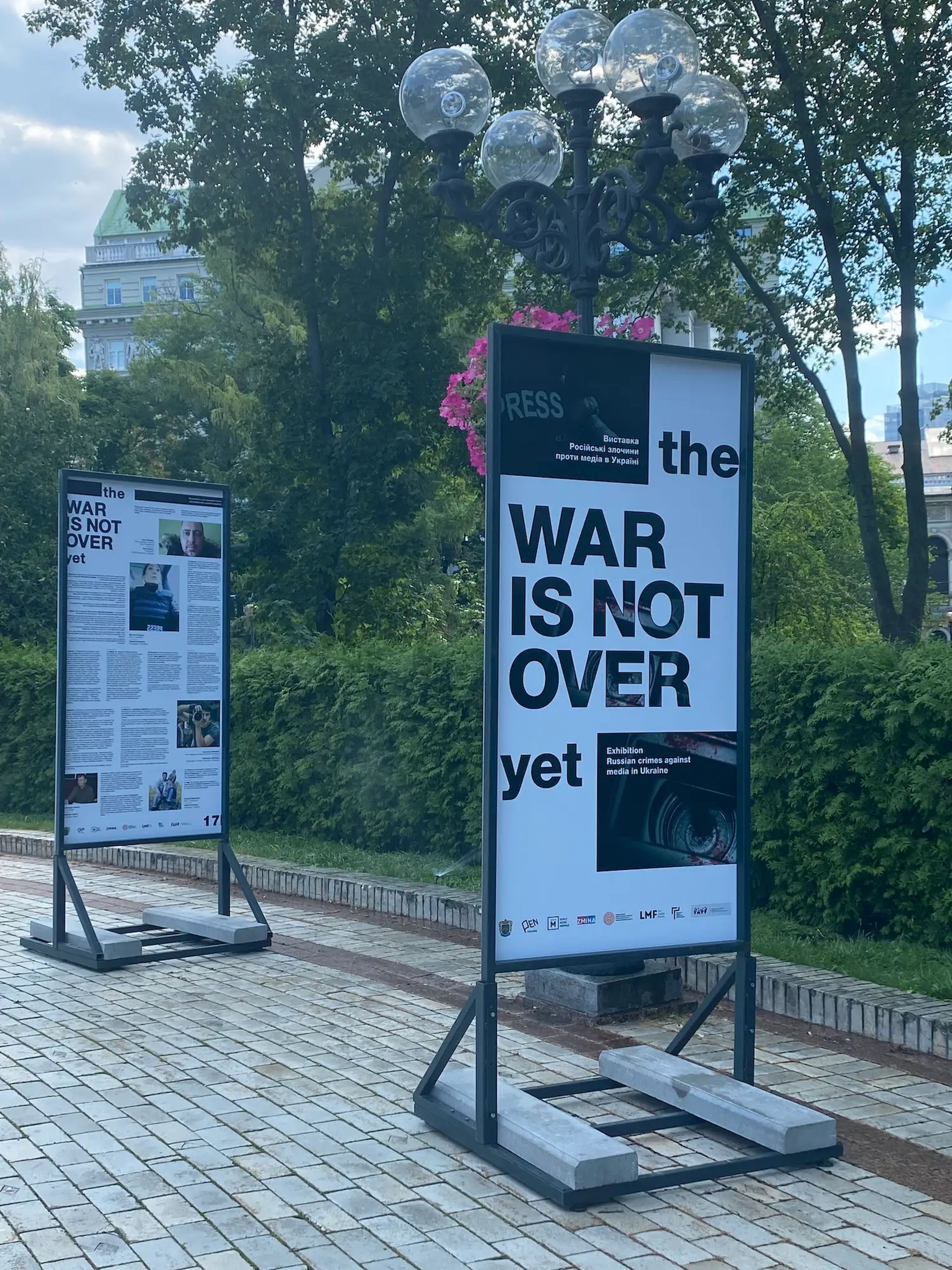 "La guerra no se ha acabado todavía", se lee en el cartel.
