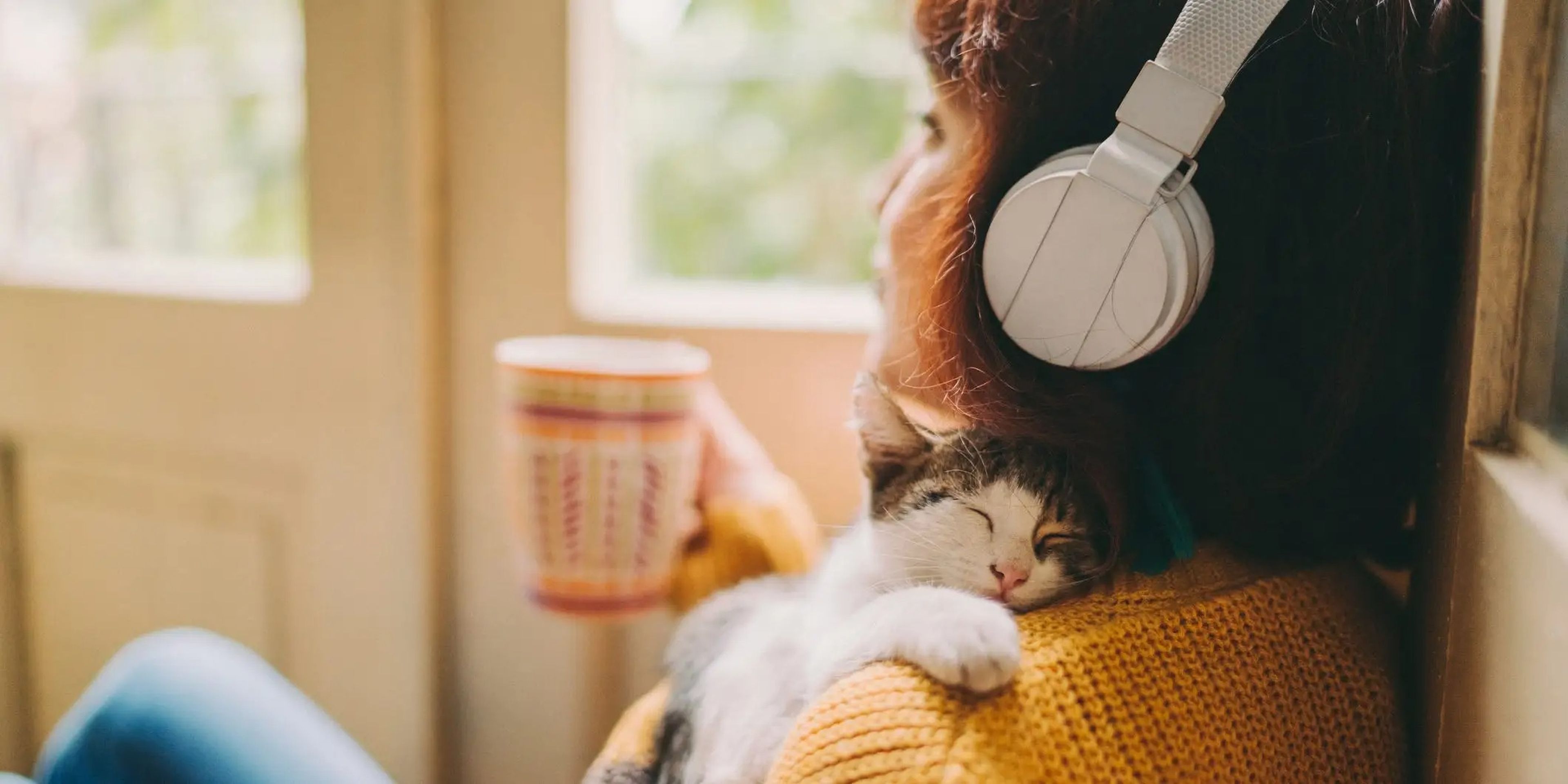 Acurrucarse con una mascota, escuchar música o tomar una bebida caliente puede ayudar a levantar el ánimo cuando no se quiere hacer nada.