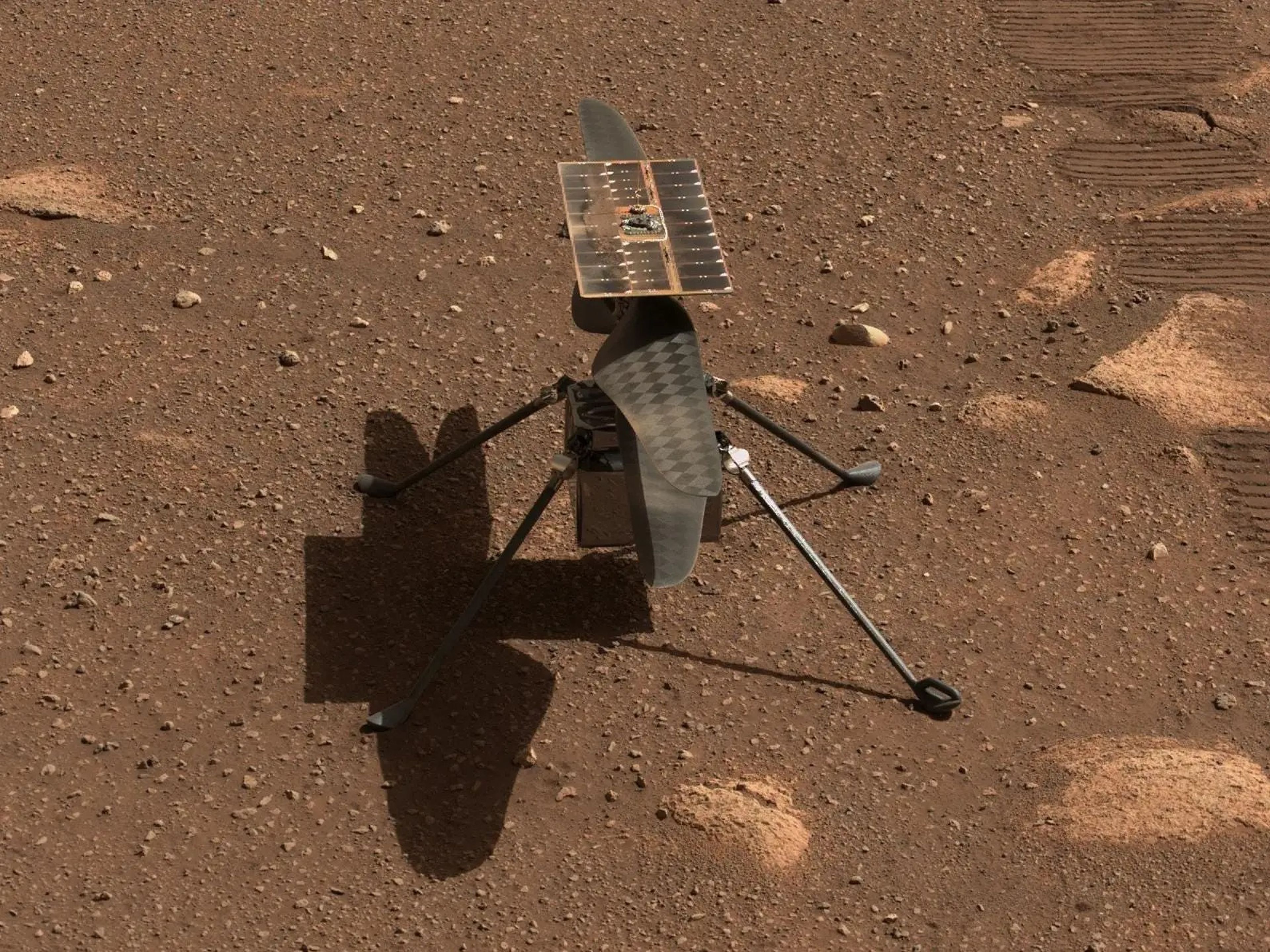 El helicóptero Ingenuity de la NASA en Marte, en un primer plano desde las cámaras del rover Perseverance.