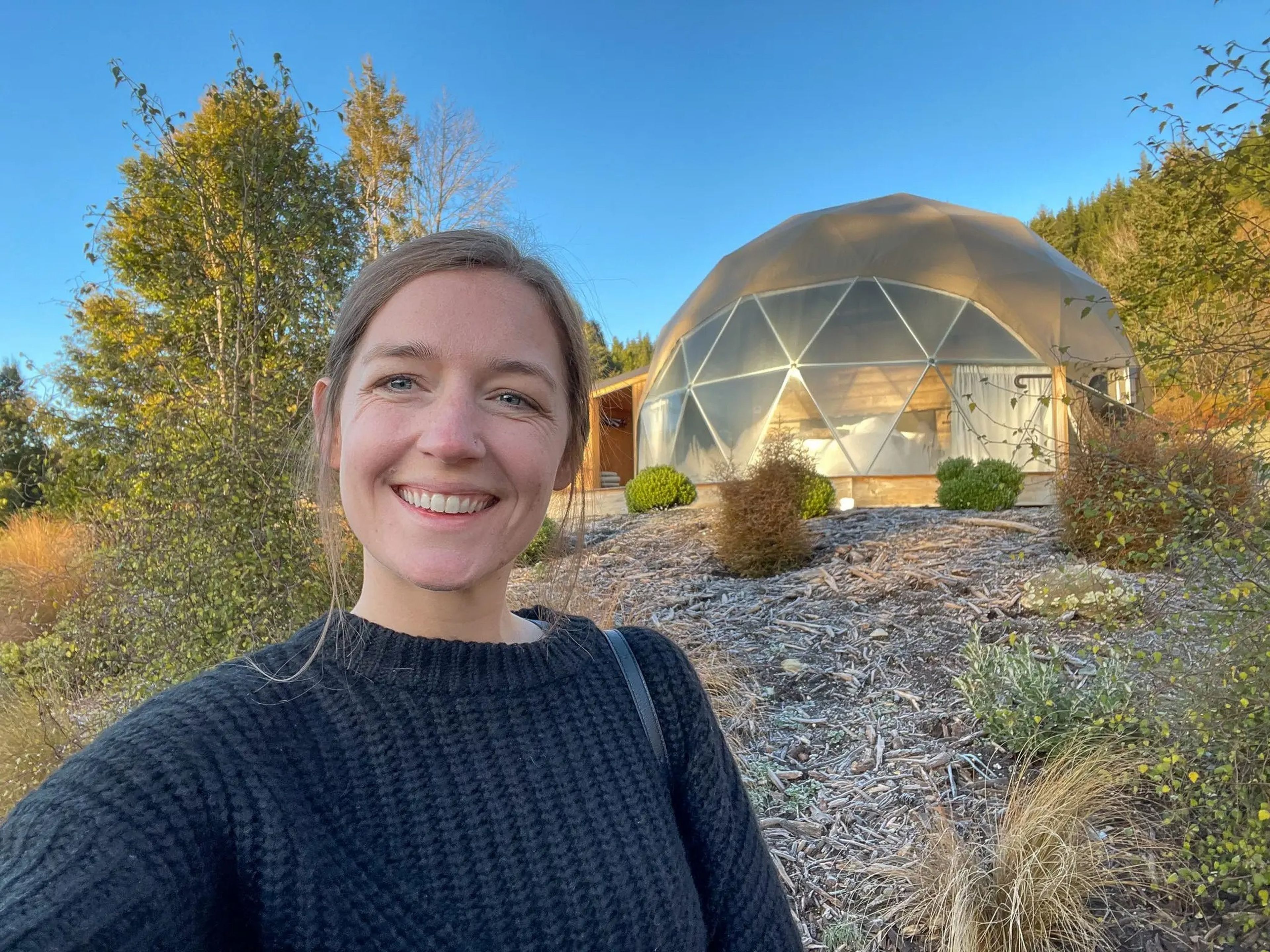 La autora de 'Business Insider' delante de la cúpula geodésica en la que se alojó durante su viaje a Nueva Zelanda.